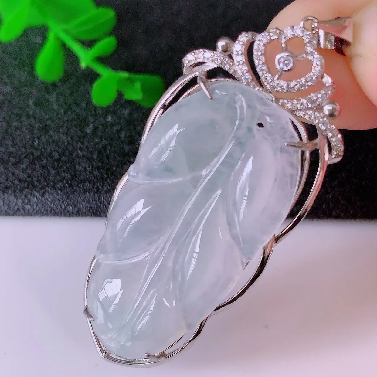冰种翡翠925银镶嵌叶子吊坠，自然光实拍，翠色灵动，颜色漂亮，种老水足，品相佳，佩戴佳品！#151.2整体54.2*21.5*7裸石36.5*18.5