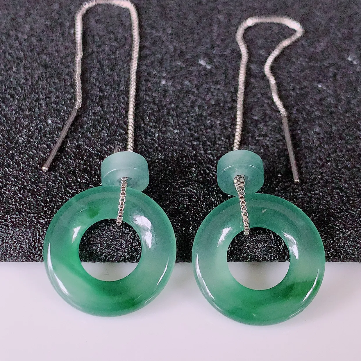 自然光实拍，冰种飘花翡翠一对平安扣耳坠，翠色灵动，玉质细腻，颜色漂亮，品相佳，佩戴佳品！配图银线 #188.2平安扣尺寸15-2.5mm
