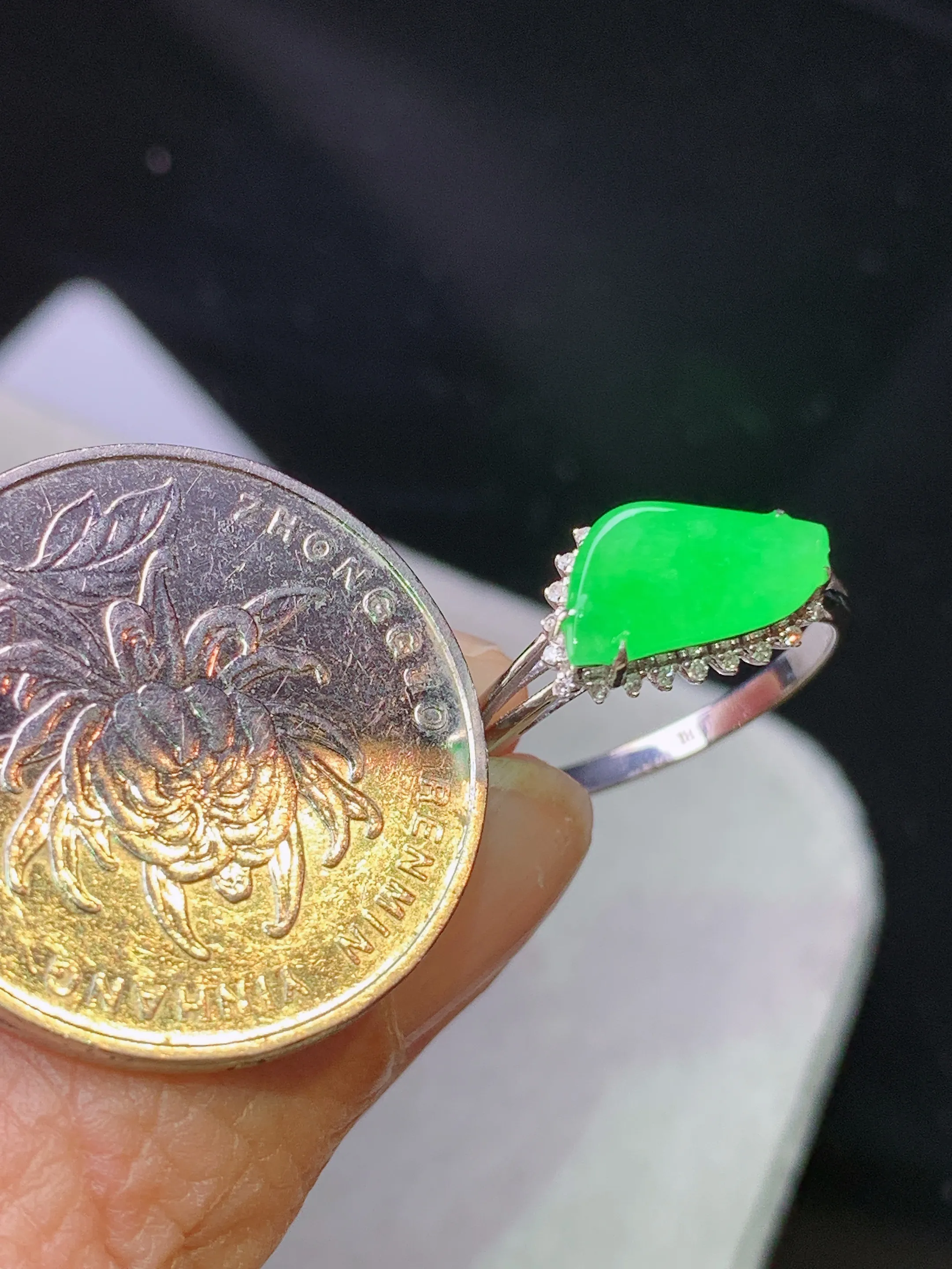 18k金钻镶嵌满绿随形吊坠 玉质细腻 色泽艳丽清新 圈口13.5 整体尺寸8*12.6*6.3