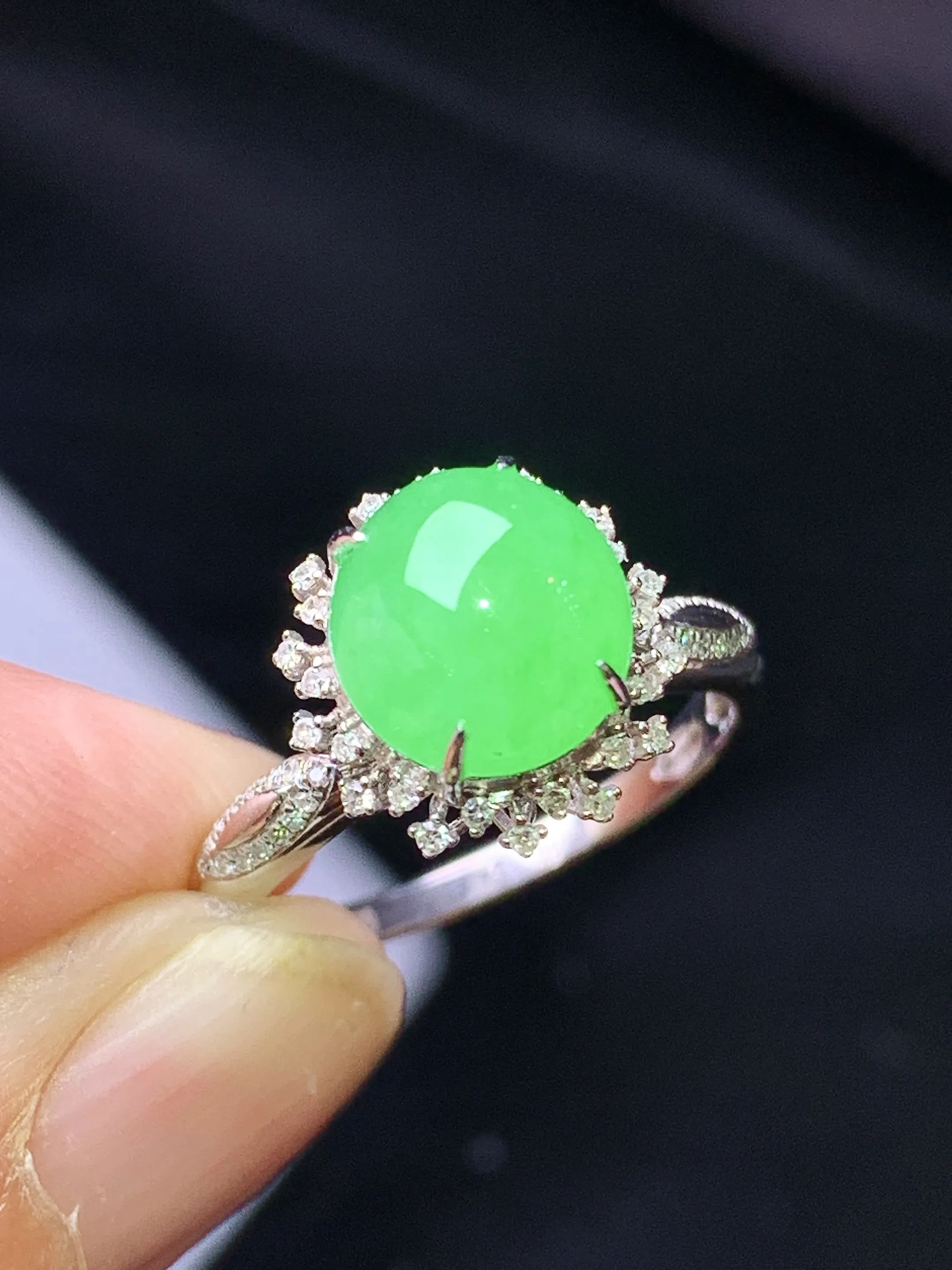 18k金钻镶嵌翠绿蛋面戒指 玉质细腻 色泽艳丽清新 圈口13.5 整体尺寸11.8*10.6