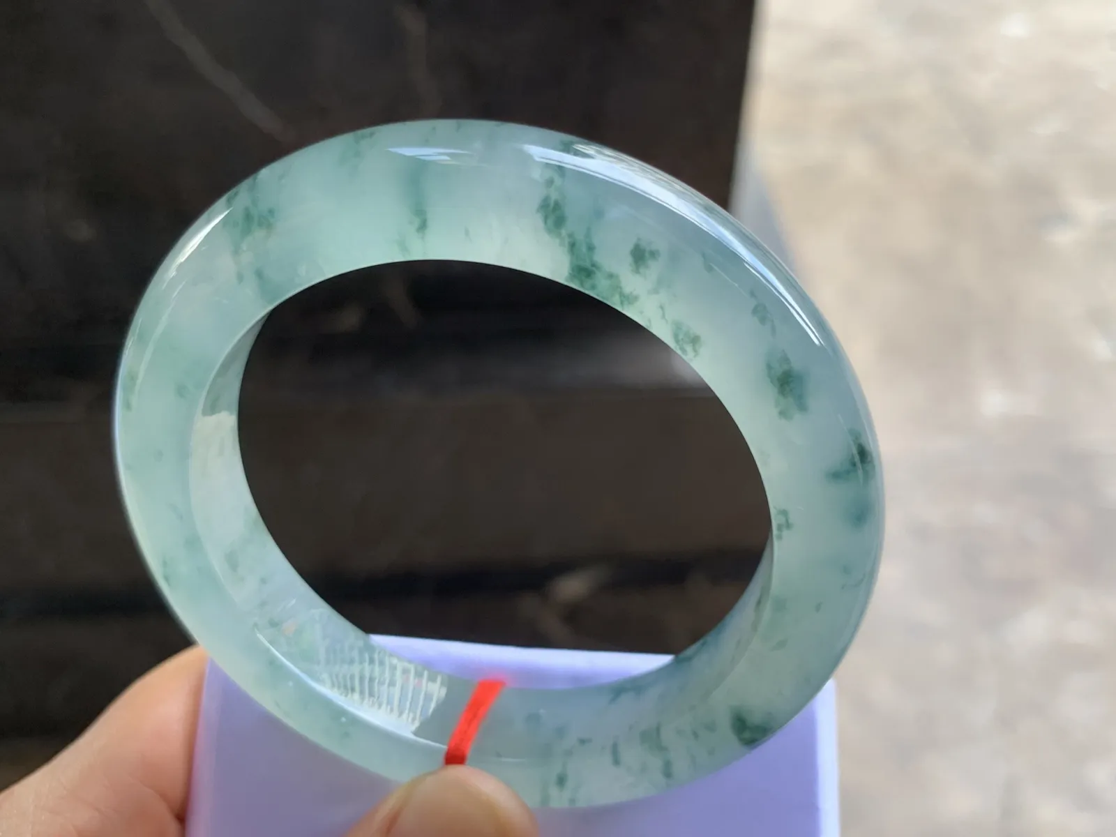 56-12.2-10mm
冰种飘花手镯 冰透莹润 起胶感 花色独特漂亮