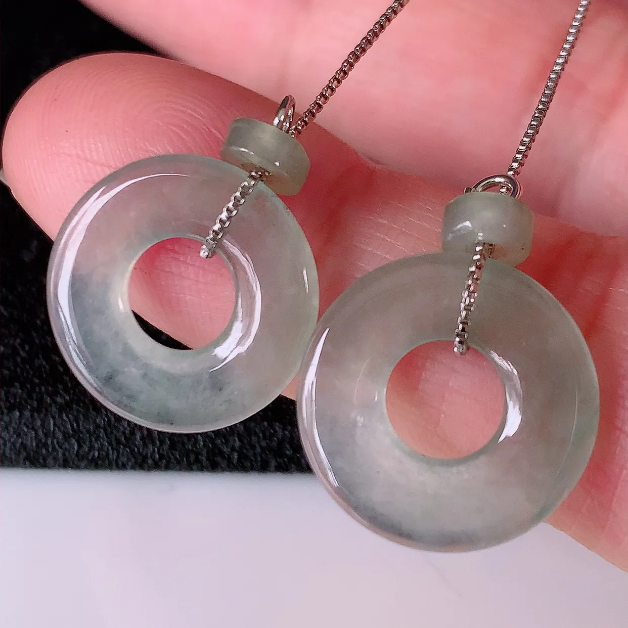 自然光实拍，冰种翡翠一对平安扣耳坠，翠色灵动，玉质细腻，颜色漂亮，品相佳，佩戴佳品！配图银线 #769.2平安扣尺寸15*2.5