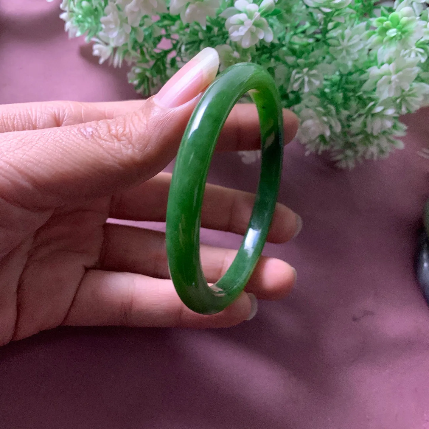 收藏款，和田玉62圈口碧玉阳绿色手镯【挽间柔情】，镯型古朴典雅。在诗情画意的雨巷相遇，你是我腕间的一抹风情，有你眸有深情.清风荡漾湖间静水，我愿俯身低眉，在烟波涟漪处寻
