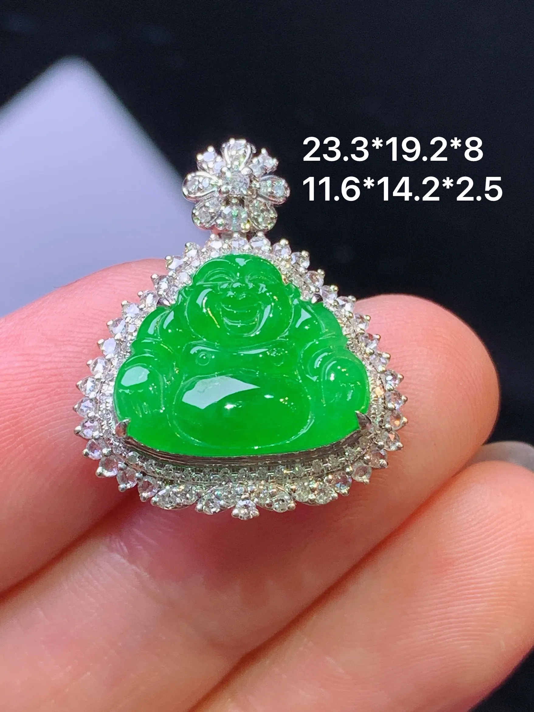 18k金钻镶嵌满绿佛公吊坠 玉质细腻 色泽艳丽清新 整体尺寸23.3*19.2*8