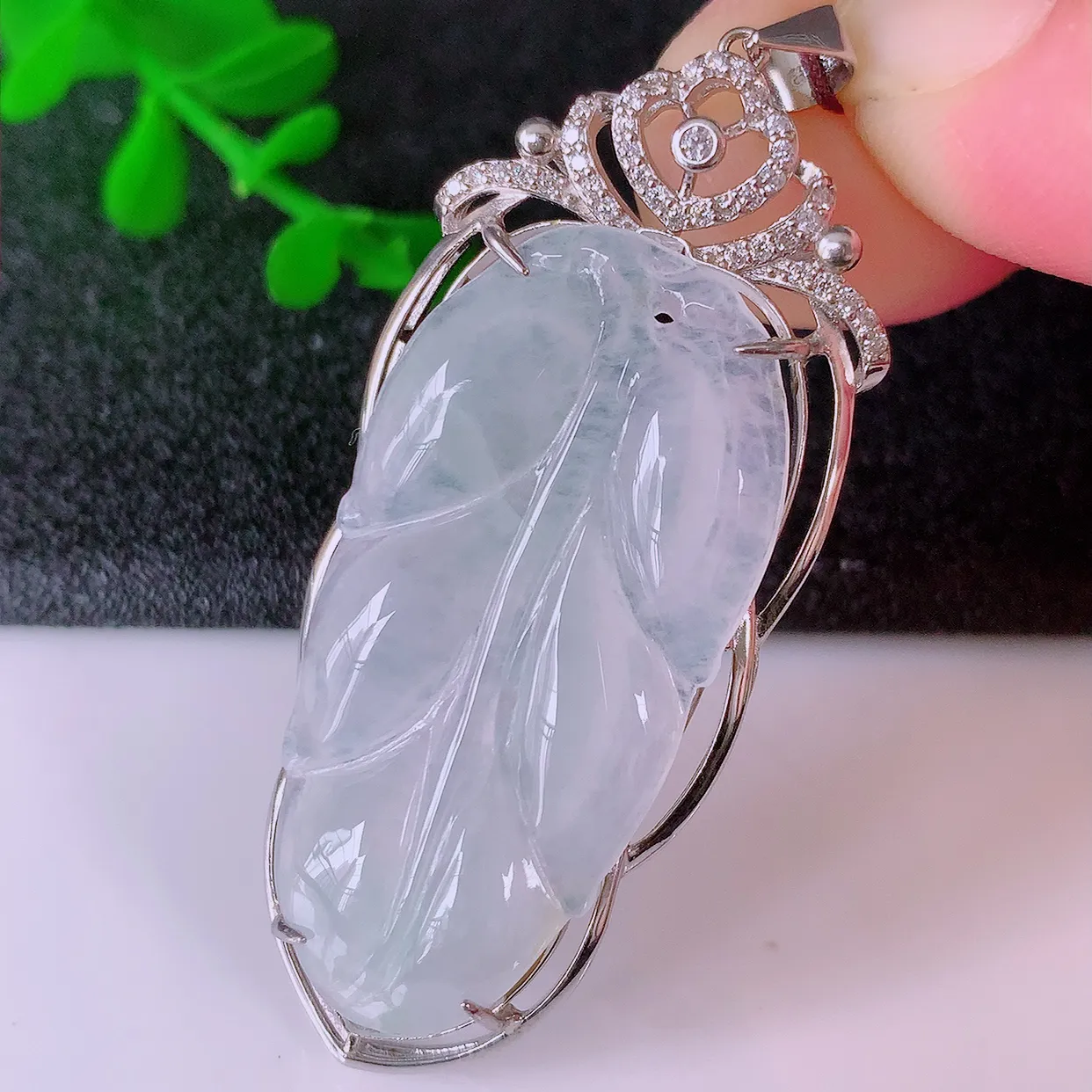 冰种翡翠925银镶嵌叶子吊坠，自然光实拍，翠色灵动，颜色漂亮，种老水足，品相佳，佩戴佳品！#151.2整体54.2*21.5*7裸石36.5*18.5