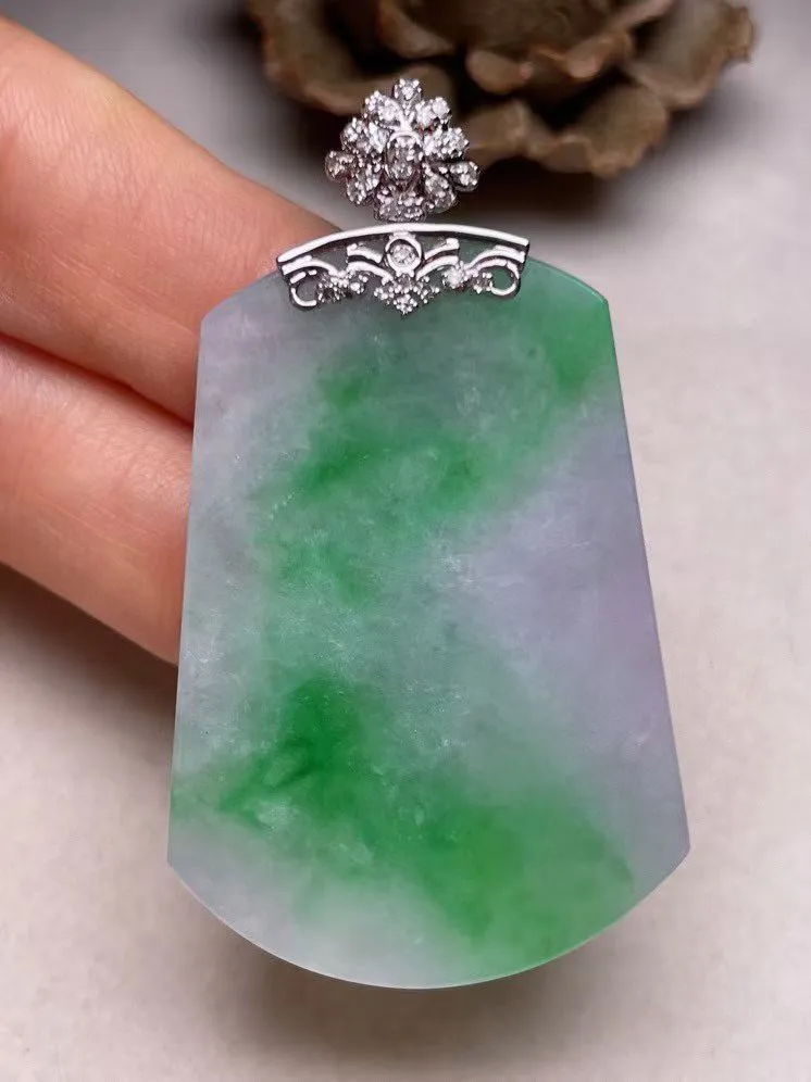 冰糯种飘绿平安无事牌吊坠、真金真钻镶嵌，种水好，玉质细腻 .裸石尺寸 42.7*30.0.