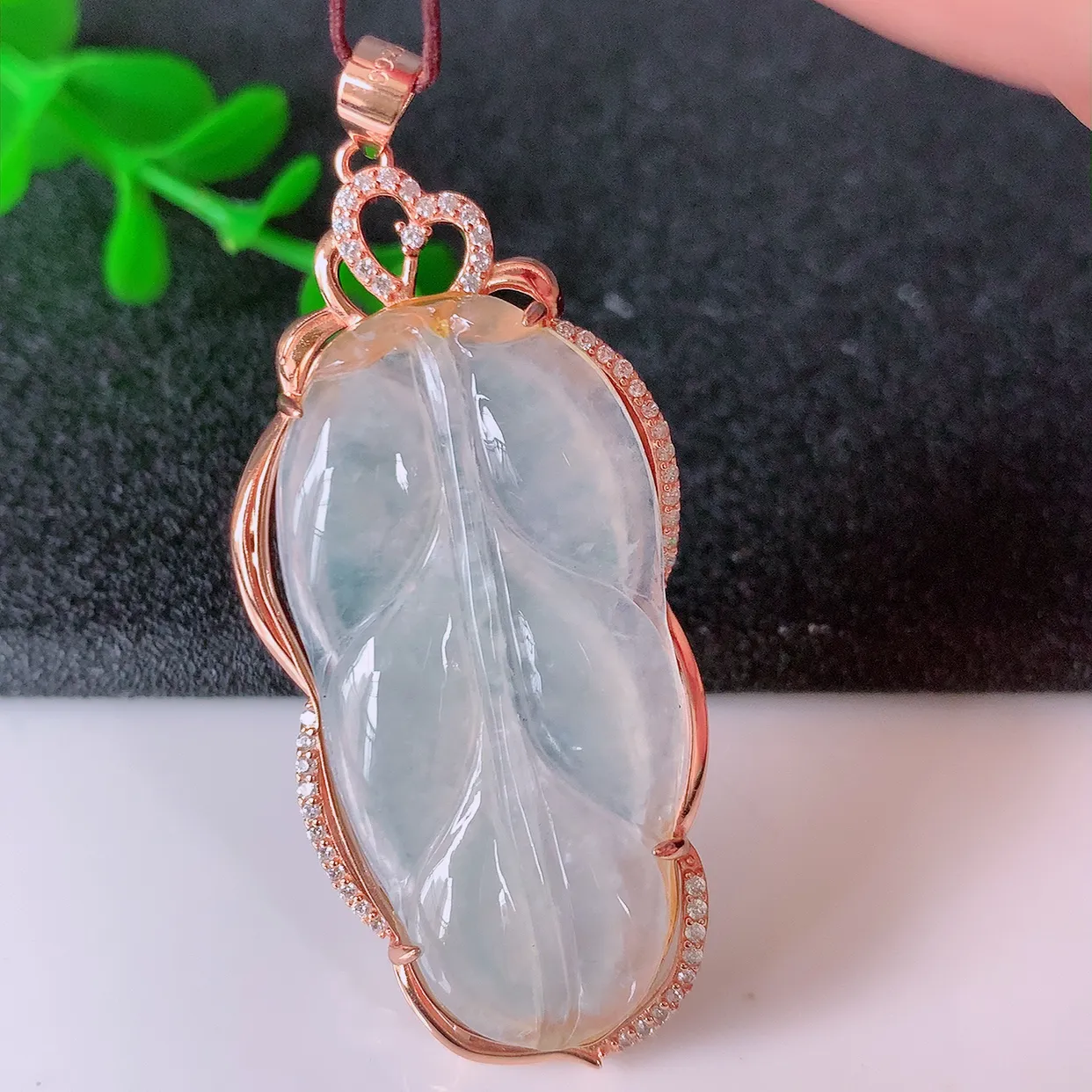 冰种翡翠925银镶嵌叶子吊坠，自然光实拍，翠色灵动，颜色漂亮，种老水足，品相佳，佩戴佳品！#153.