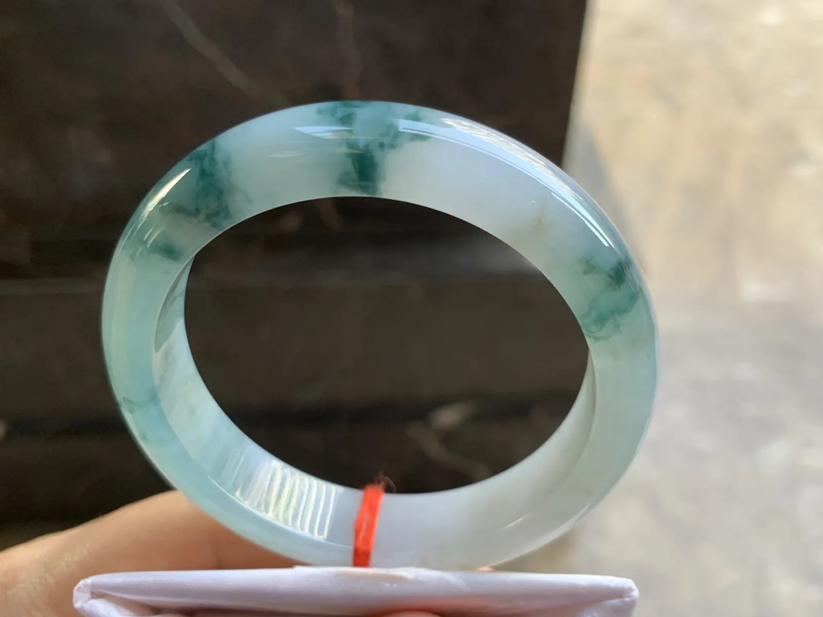 55-12.8-8mm
糯冰飘花手镯 底子细腻 水润 局部撒金