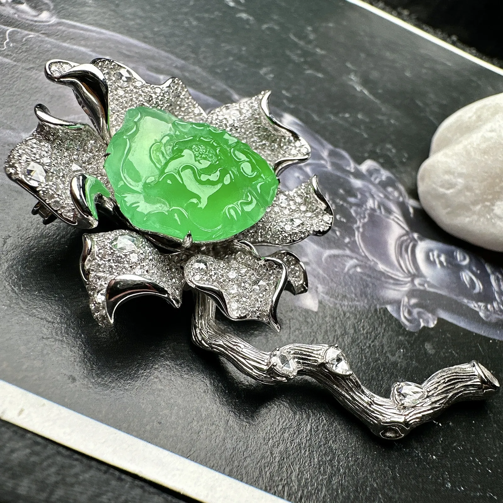 【冰种满绿牡丹花胸针】阳绿色泽，质地冰润，细腻起胶感，冰感十足，雕琢精美，18K金钻精美镶嵌，裸石尺寸20*20*6.5毫米