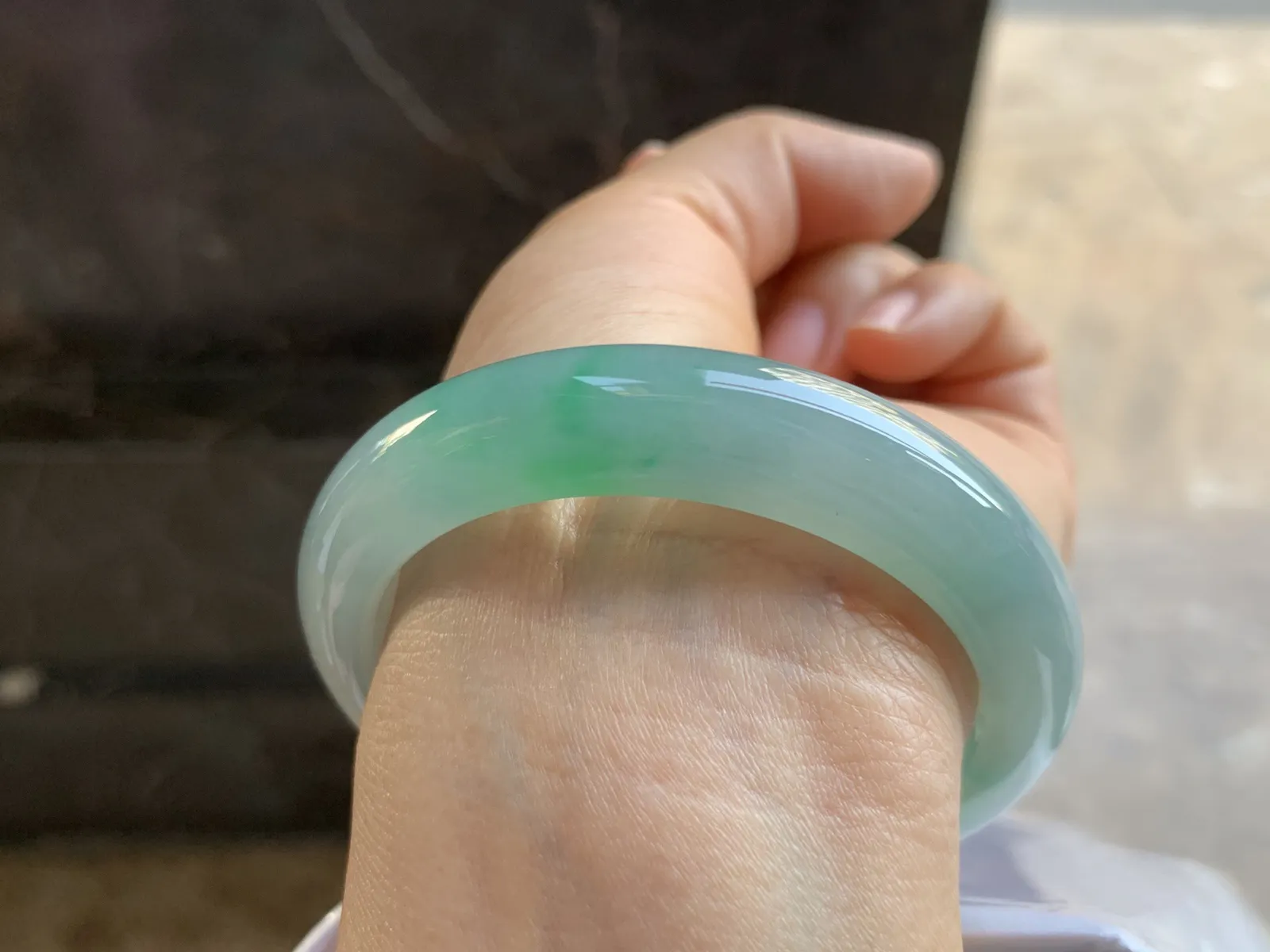 53.5-12-8.2mm
带色手镯 底子细腻 颜色漂亮