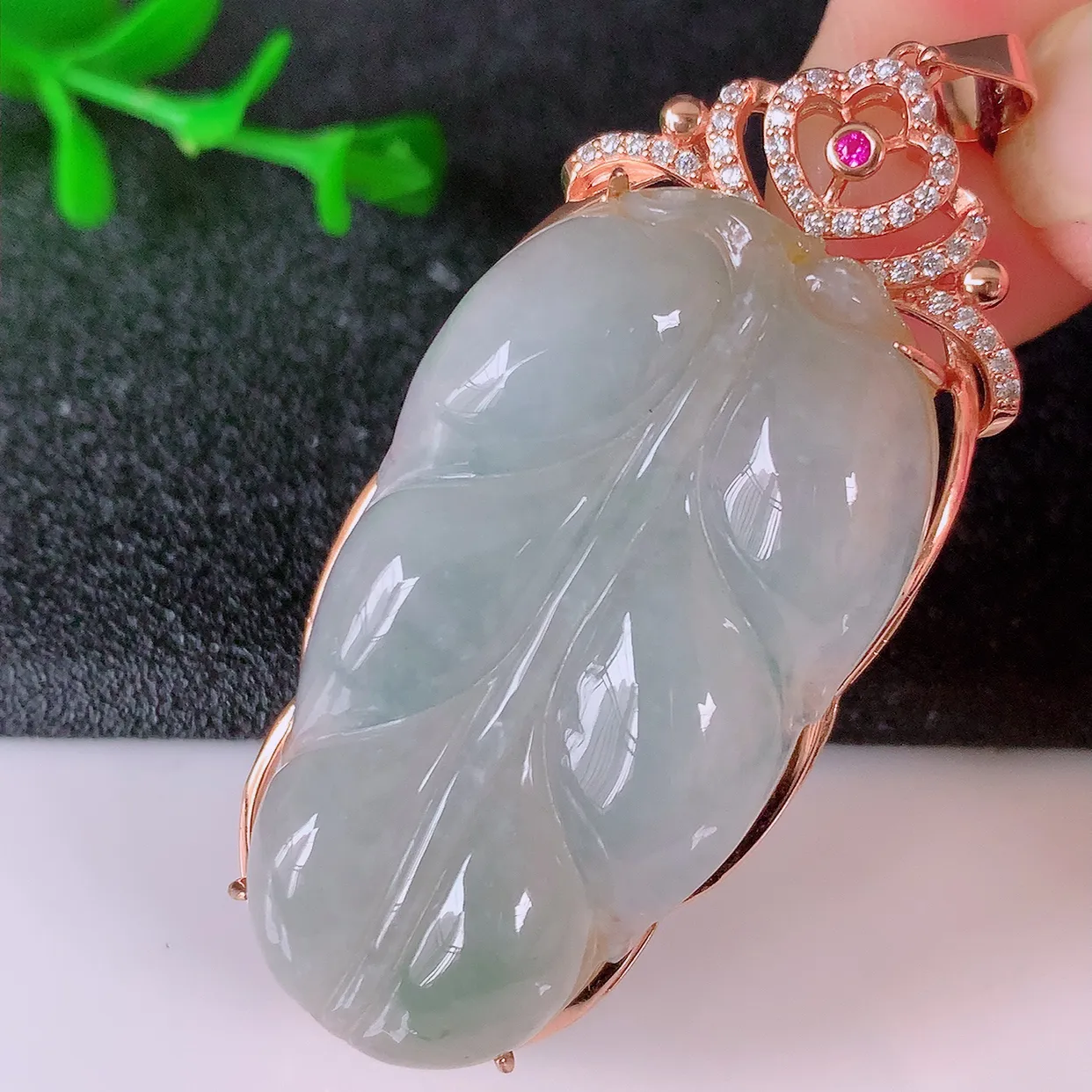 冰透翡翠925银镶嵌叶子吊坠，自然光实拍，翠色灵动，颜色漂亮，种老水足，品相佳，佩戴佳品！#150.2整体53*22.5*9.5裸石38.5*21.5-