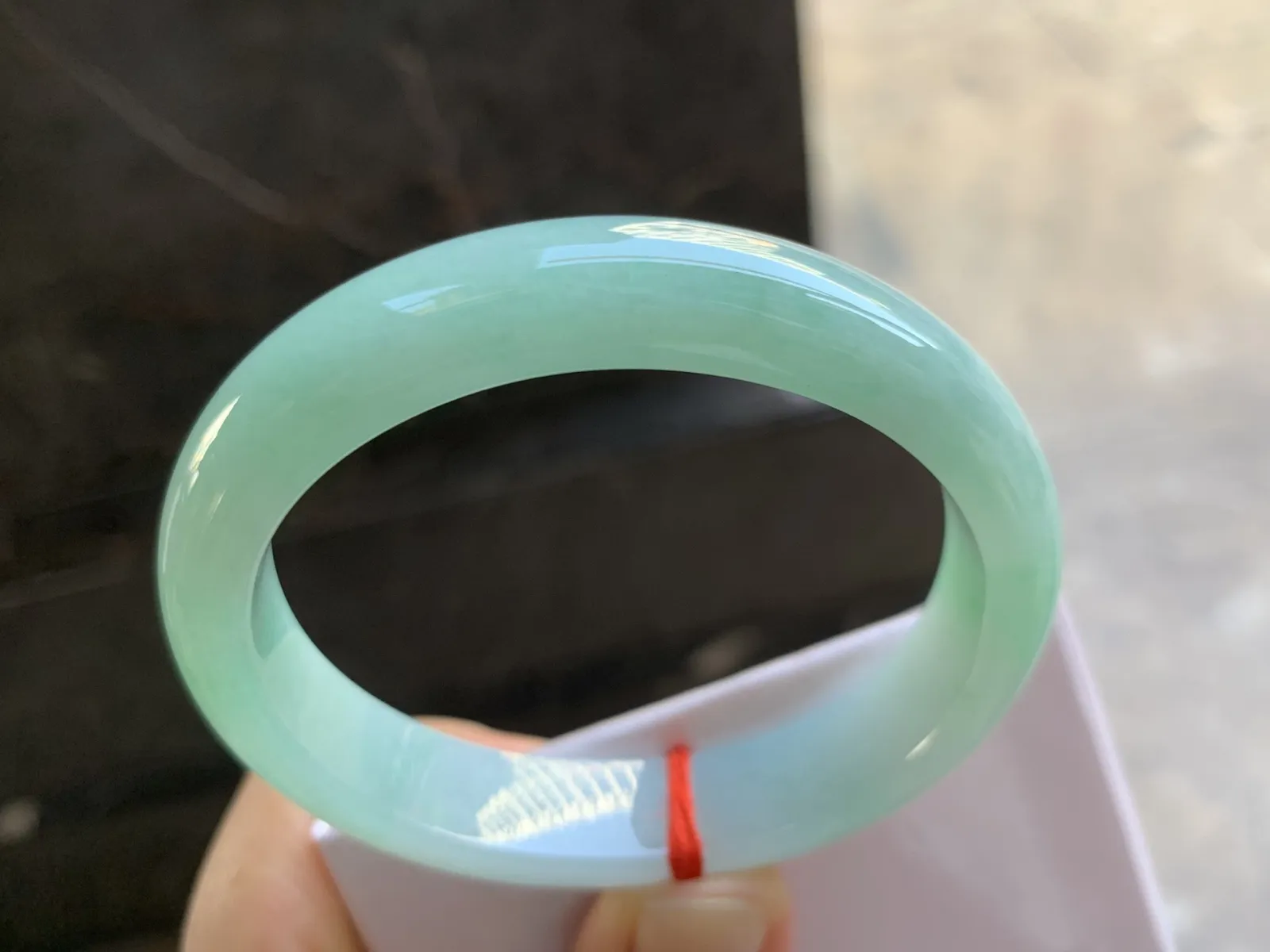 56-12.7-7.5mm
带色贵妃手镯 底子细腻 水润清新 正圈54可带