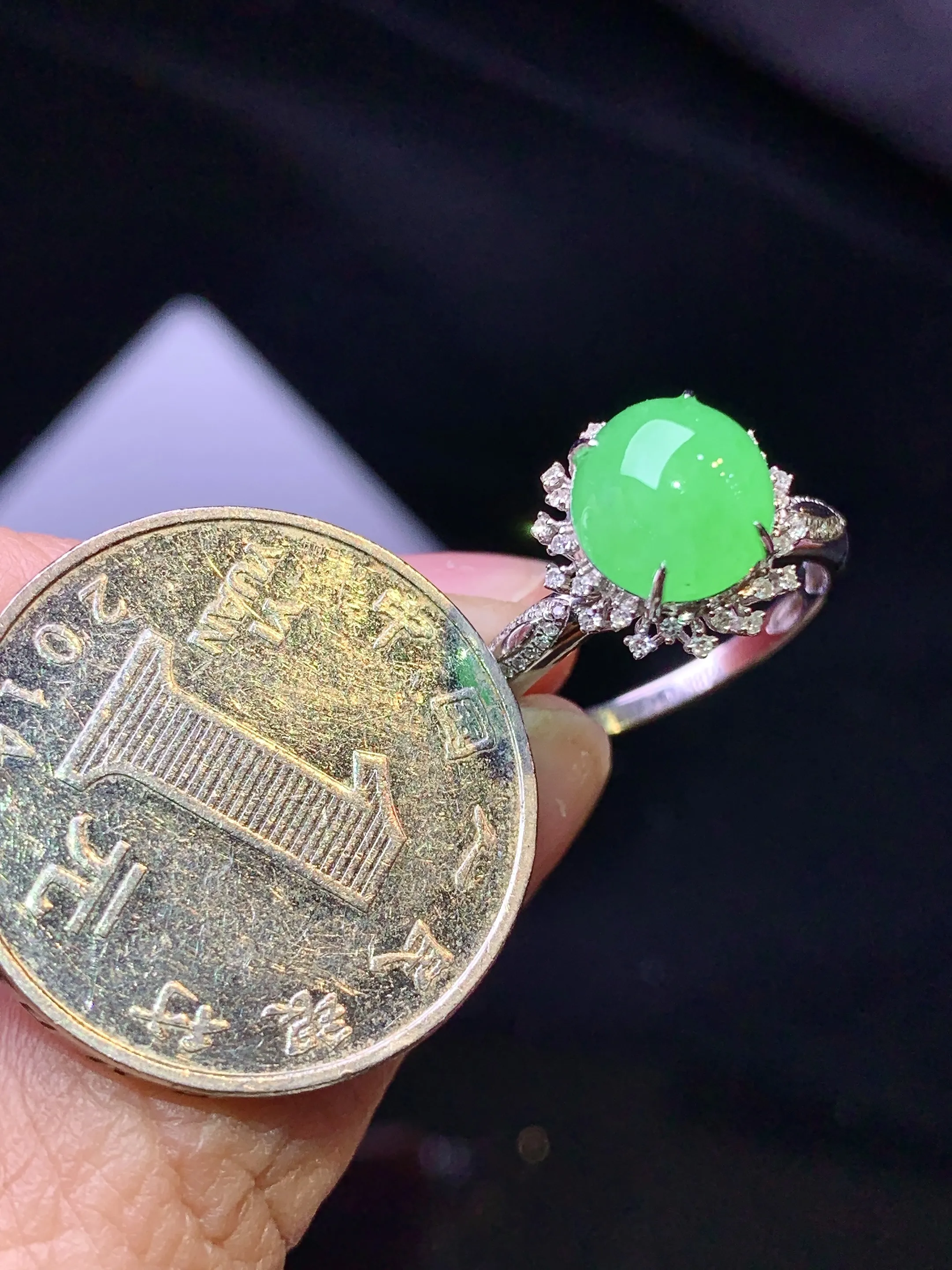 18k金钻镶嵌翠绿蛋面戒指 玉质细腻 色泽艳丽清新 圈口13.5 整体尺寸11.8*10.6