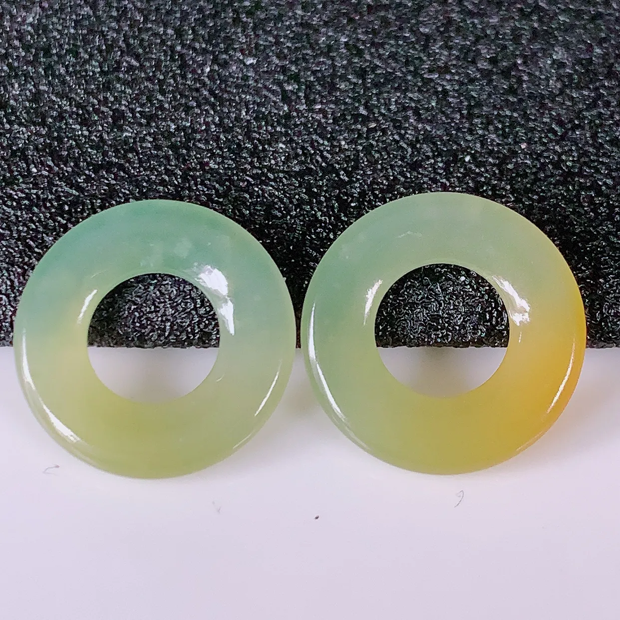 自然光实拍，冰种黄翡翡翠一对平安扣耳坠，翠色灵动，玉质细腻，颜色漂亮，品相佳，佩戴佳品！配图银线 #