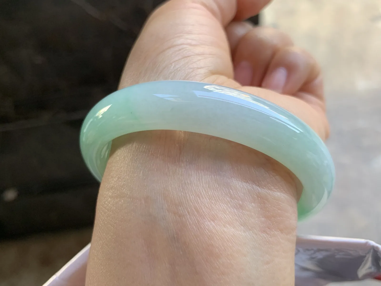 56-12.7-7.5mm
带色贵妃手镯 底子细腻 水润清新 正圈54可带