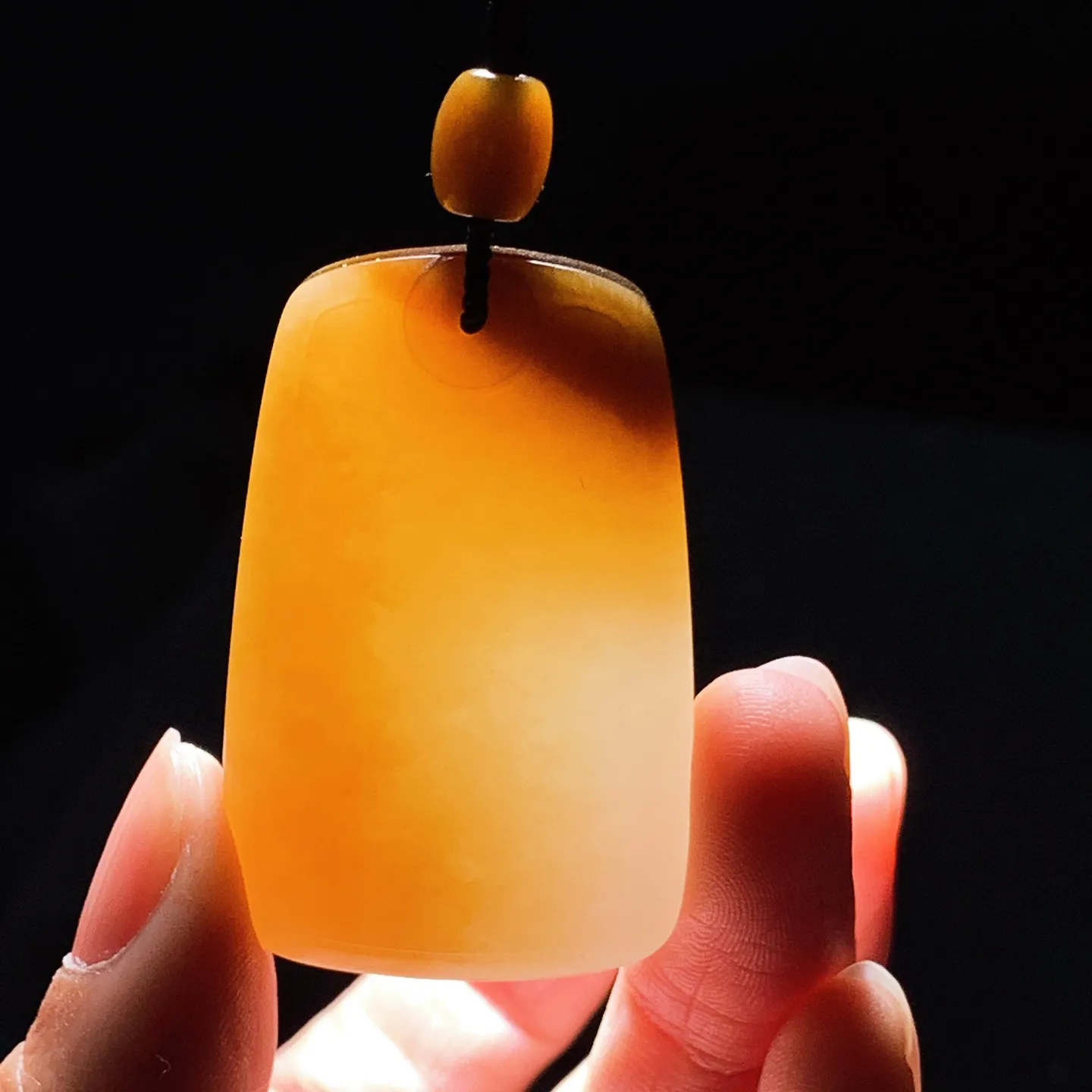 新疆和田玉且末糖平安无事牌挂件 尺寸44/28/11重36.4克 玉质细腻油润 底色纯净 脂粉好，品质好！lt260116