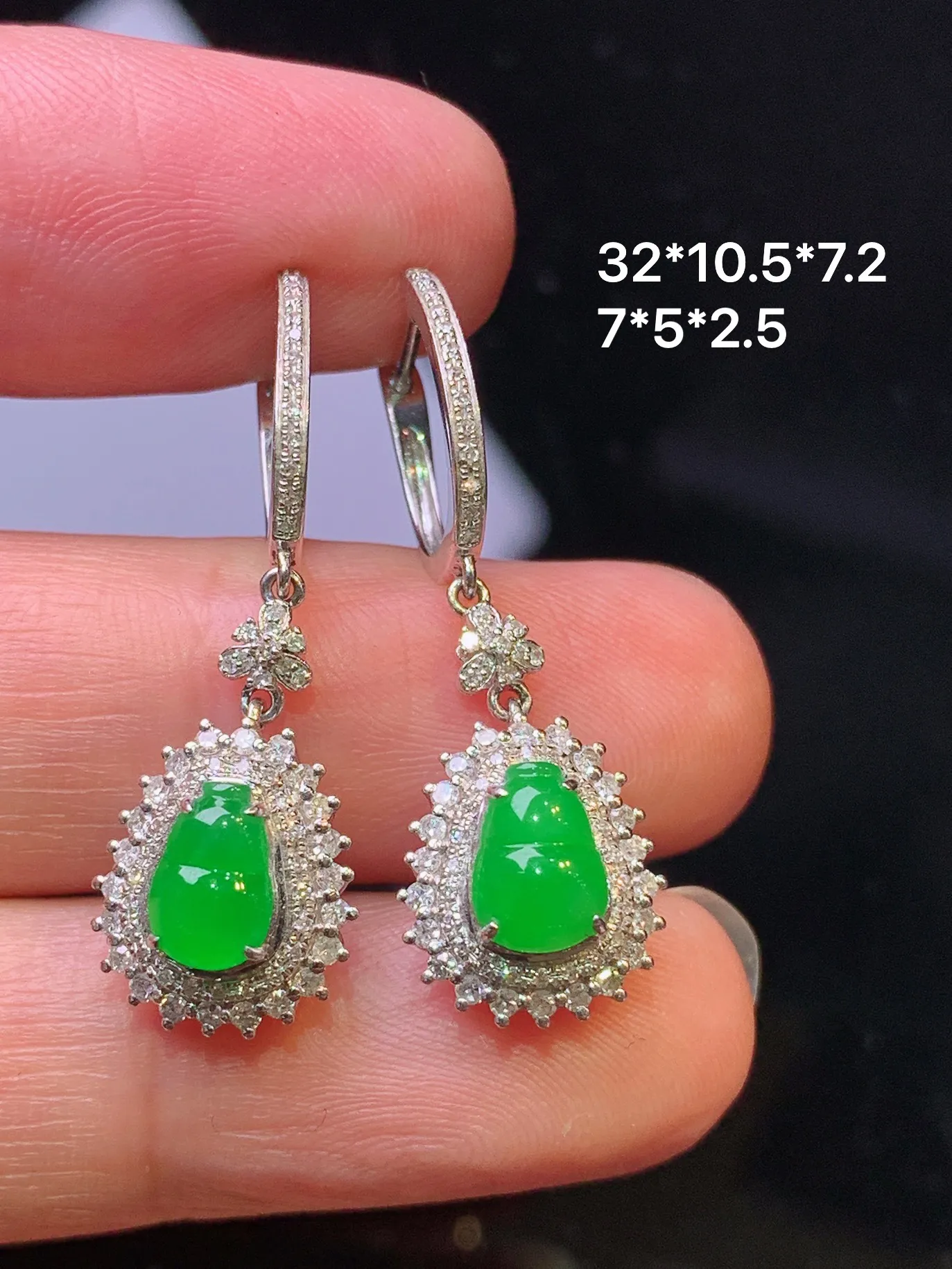 18k金钻镶嵌满绿葫芦耳坠 玉质细腻 色泽艳丽清新 整体尺寸32*10.5*7.2