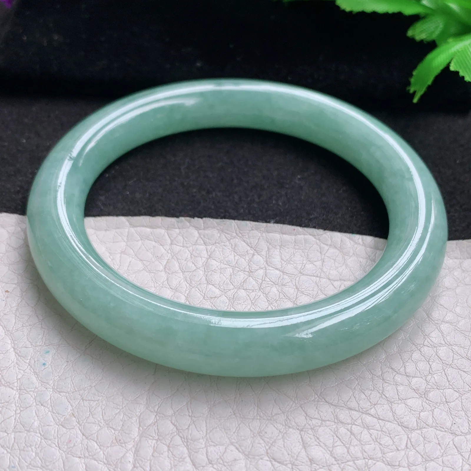 n实拍59*10.3美人镯 天然缅甸翡翠甜绿圆条玉手镯 叮当镯