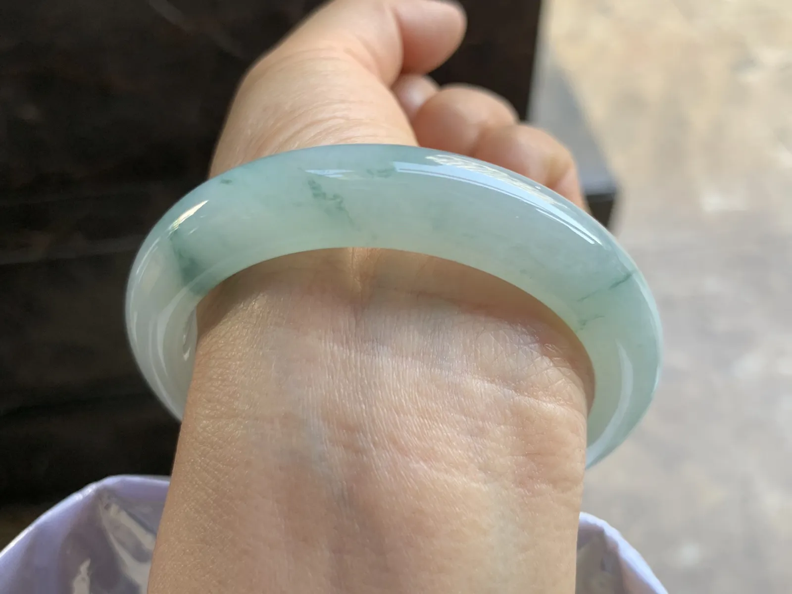 56.5-12-8.9mm
糯冰飘花手镯 底子细腻 干净 清爽