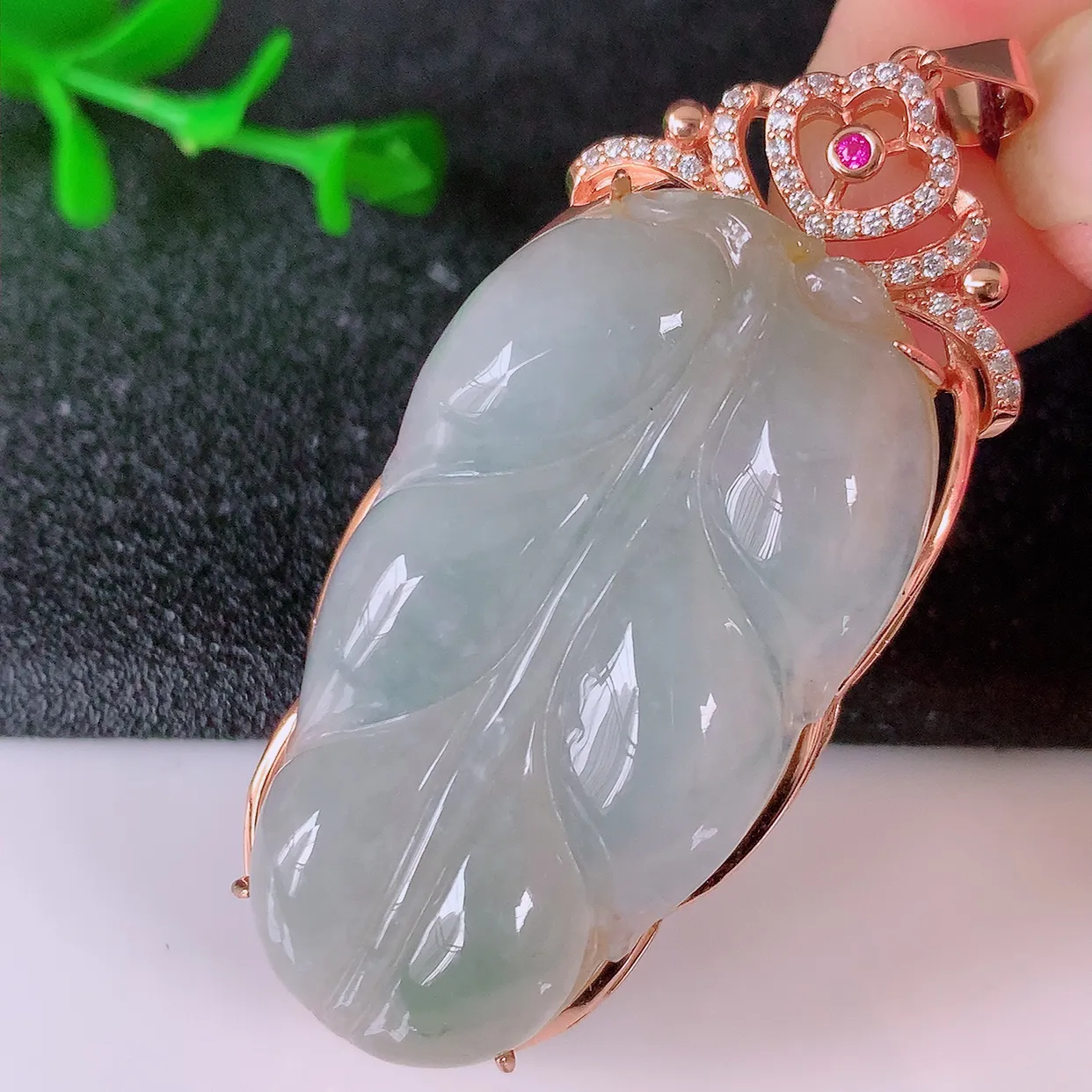 冰透翡翠925银镶嵌叶子吊坠，自然光实拍，翠色灵动，颜色漂亮，种老水足，品相佳，佩戴佳品！#150.2整体53*22.5*9.5裸石38.5*21.5-