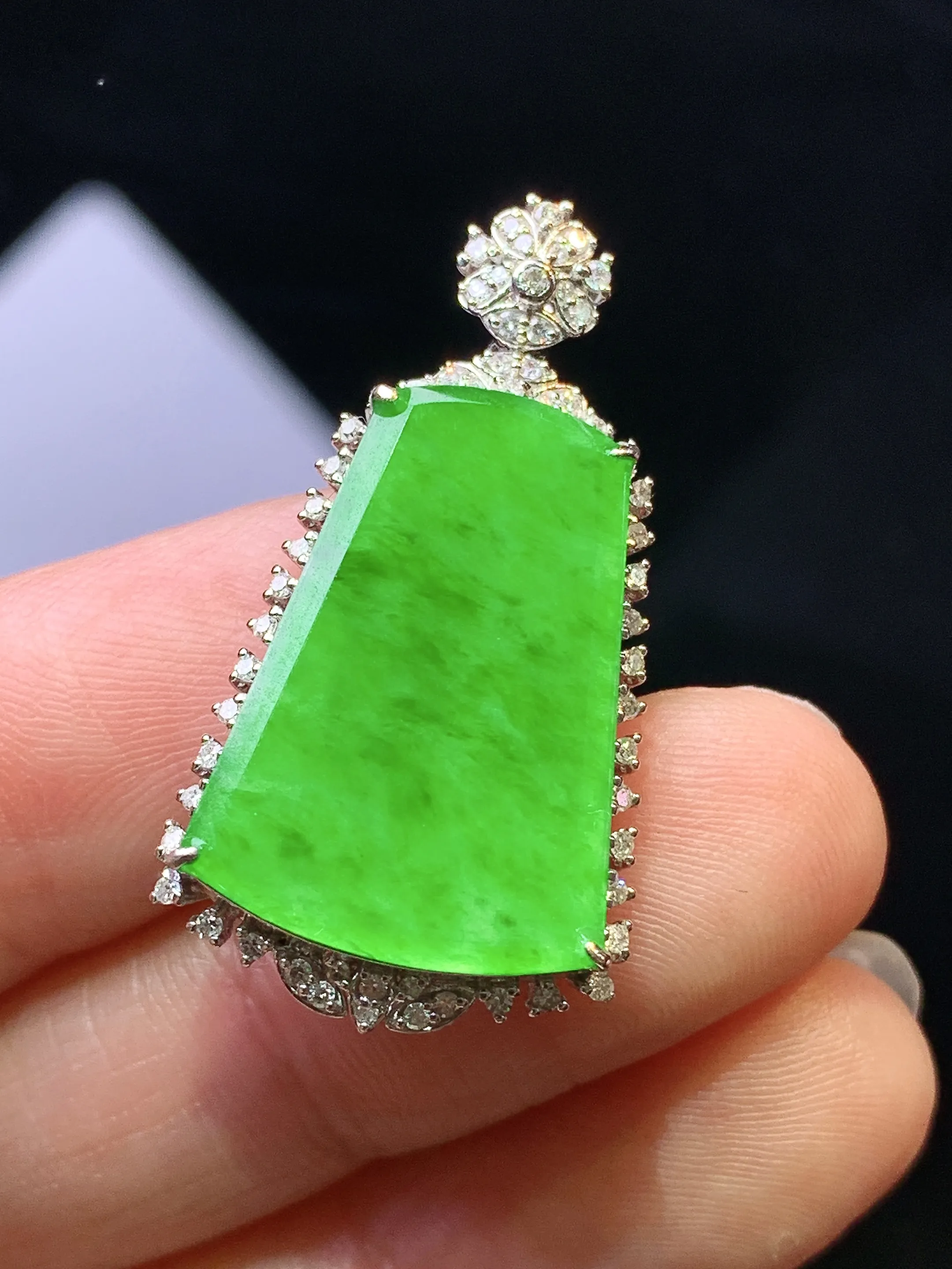 18k金钻镶嵌翠绿无事牌吊坠 玉质细腻 色泽艳丽清新 整体尺寸31.6*17.1*6.5