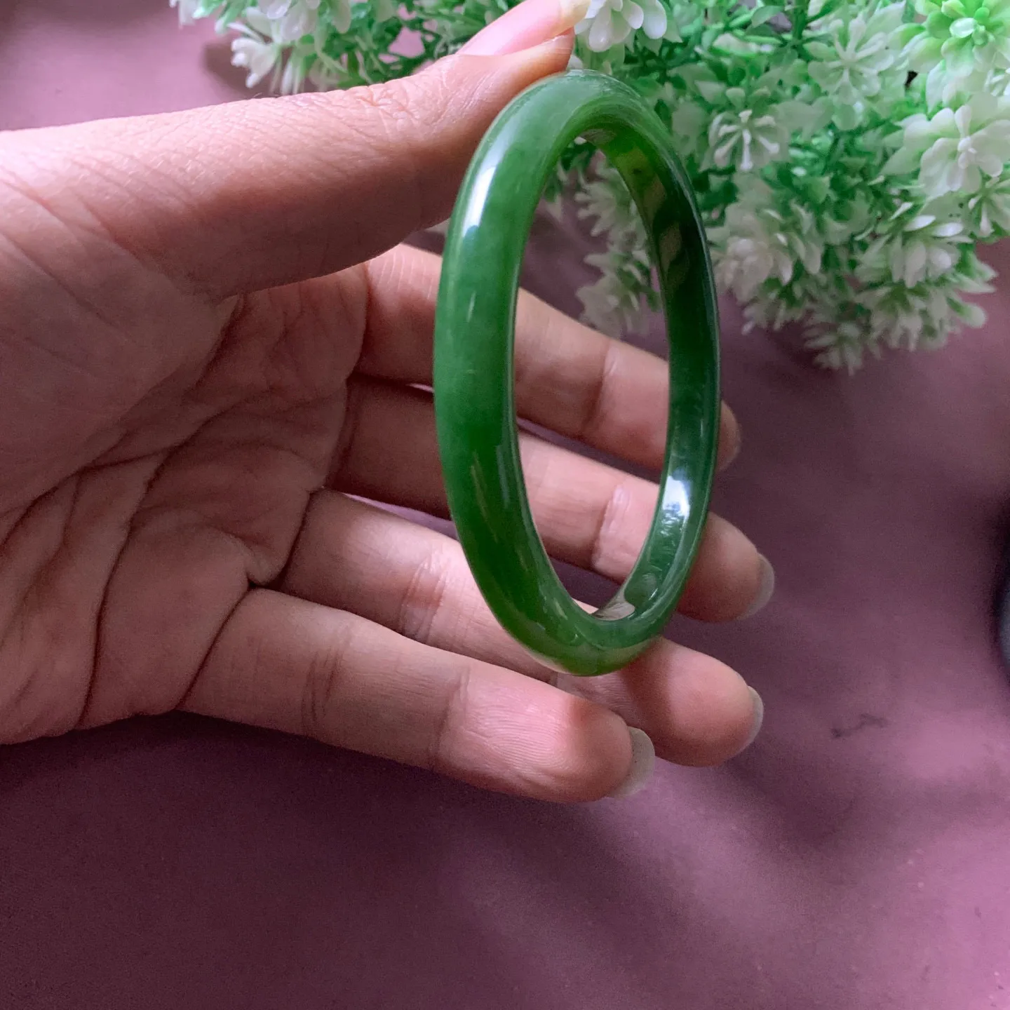 收藏款，和田玉62圈口碧玉阳绿色手镯【挽间柔情】，镯型古朴典雅。在诗情画意的雨巷相遇，你是我腕间的一抹风情，有你眸有深情.清风荡漾湖间静水，我愿俯身低眉，在烟波涟漪处寻
