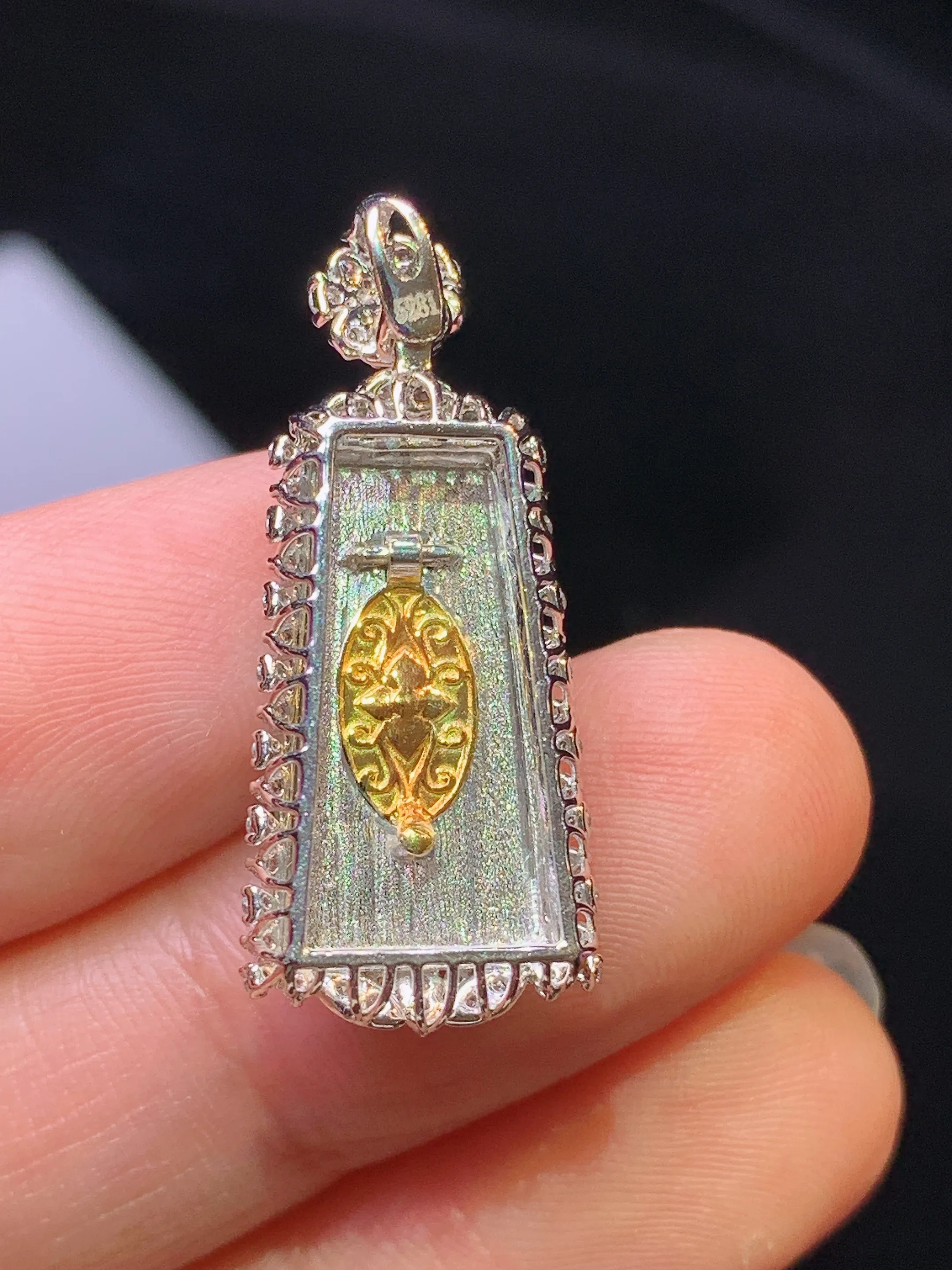 18k金钻镶嵌翠绿无事牌吊坠 玉质细腻 色泽艳丽清新 整体尺寸28*11.8*7.2