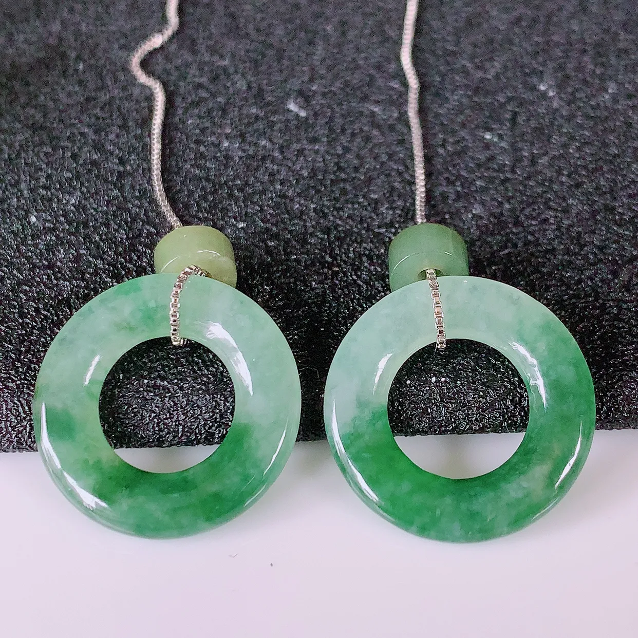 自然光实拍，冰种飘花翡翠一对平安扣耳坠，翠色灵动，玉质细腻，颜色漂亮，品相佳，佩戴佳品！配图银线 #