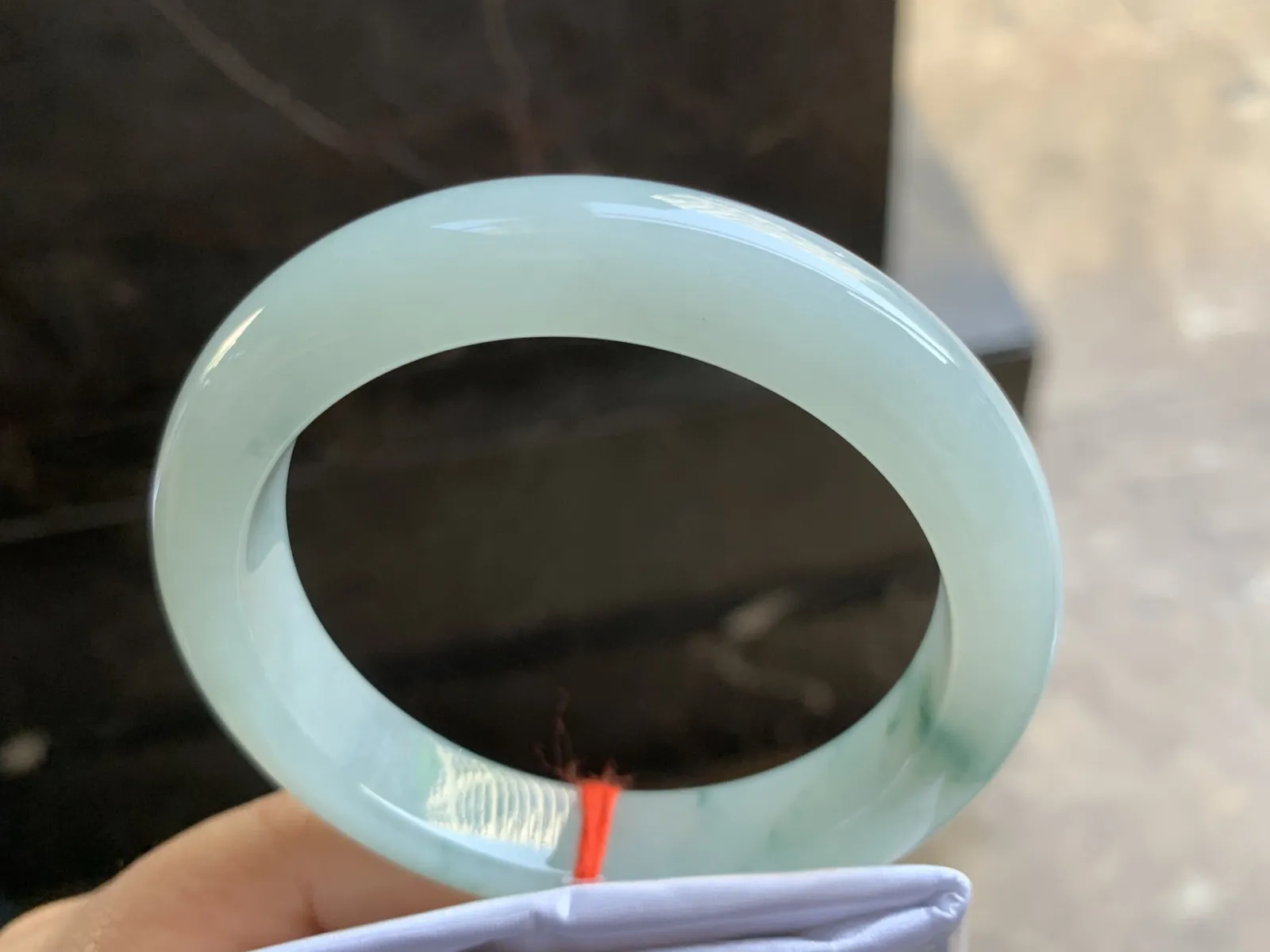 56.5-12-8.9mm
糯冰飘花手镯 底子细腻 干净 清爽