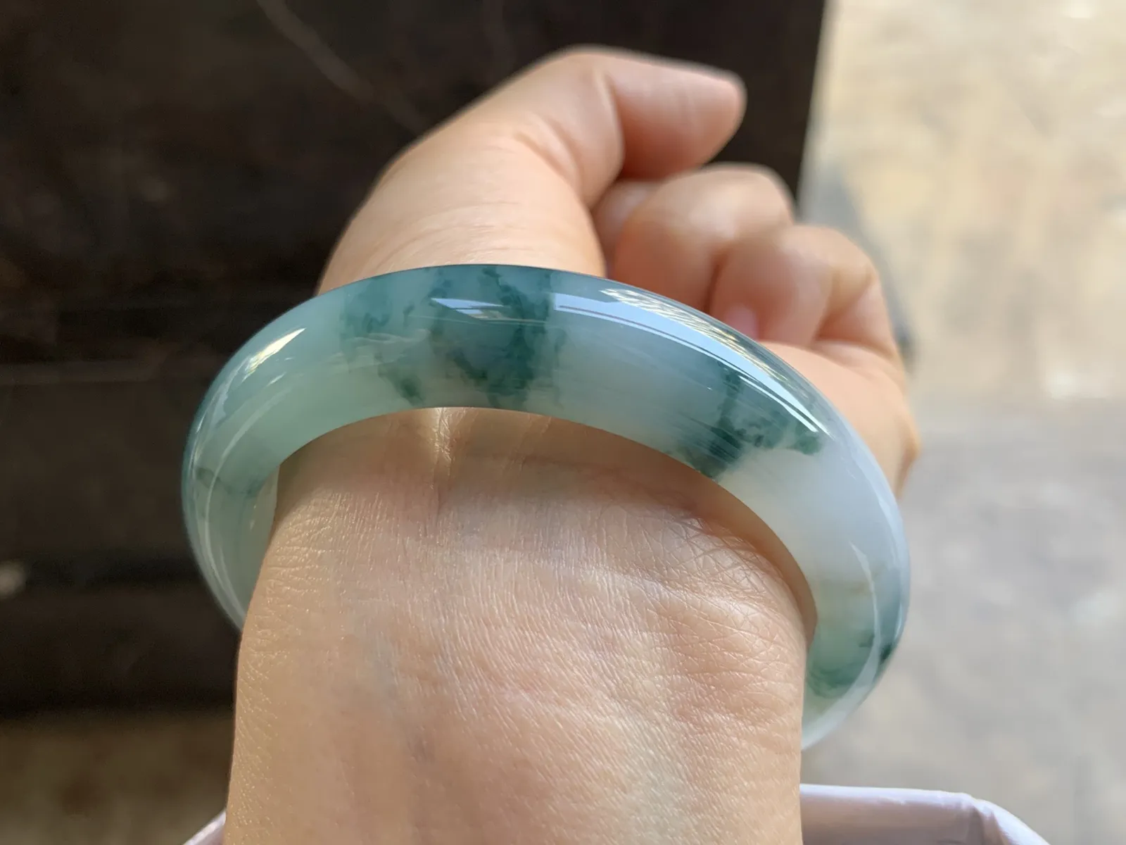 55-12.8-8mm
糯冰飘花手镯 底子细腻 水润 局部撒金