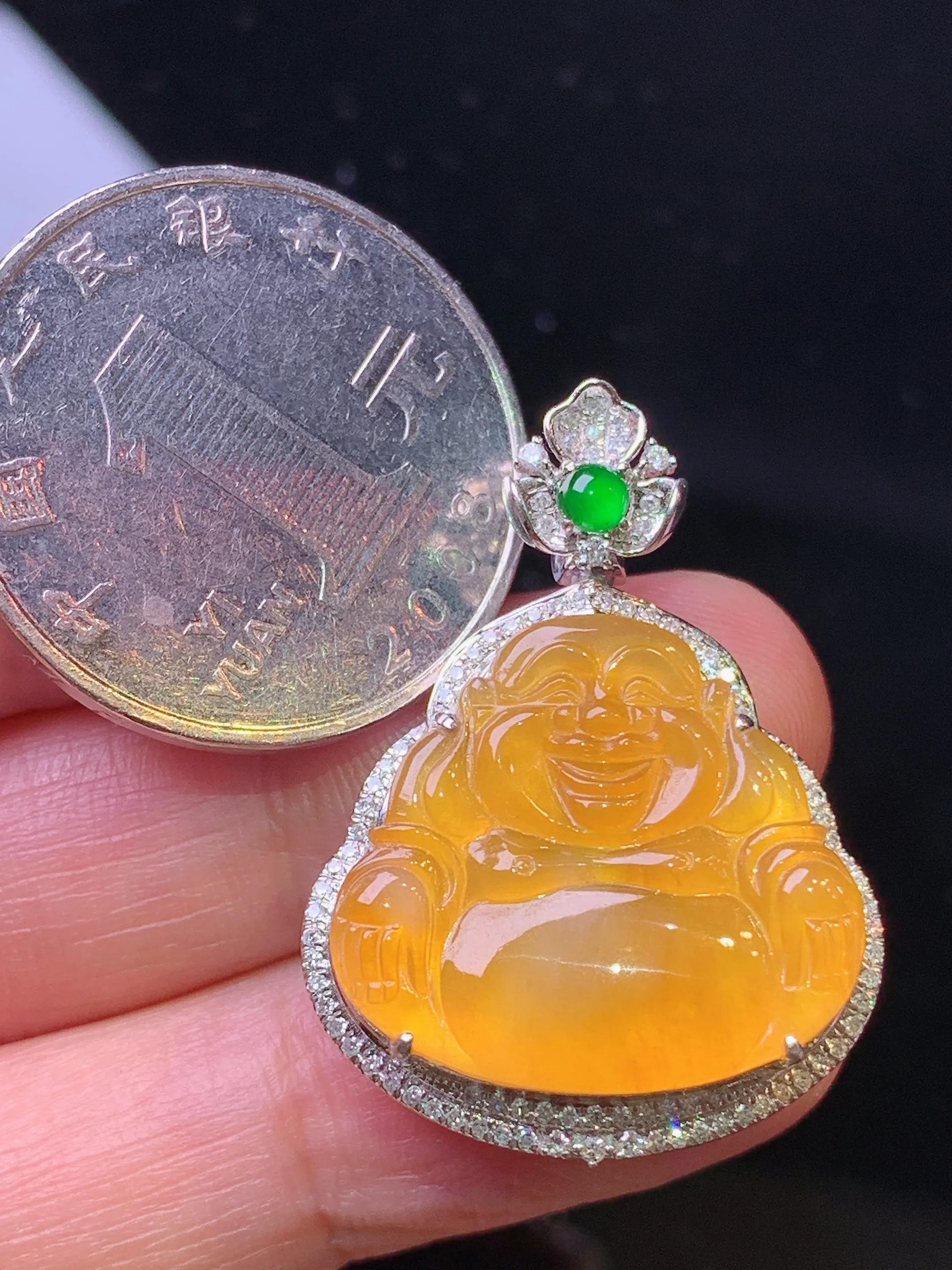 18k金钻镶嵌黄翡佛公吊坠 玉质细腻 色泽艳丽清新 整体尺寸31.6*23.2*8.2