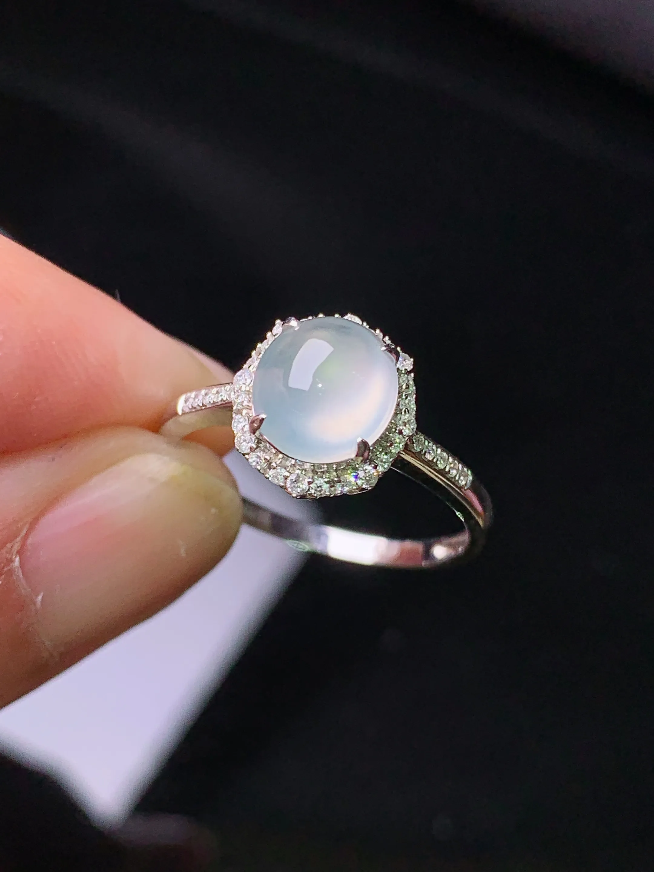 18k金钻镶嵌冰种蛋面戒指 玉质细腻 色泽艳丽清新 圈口13.5 整体尺寸10.2*9.3*7.8