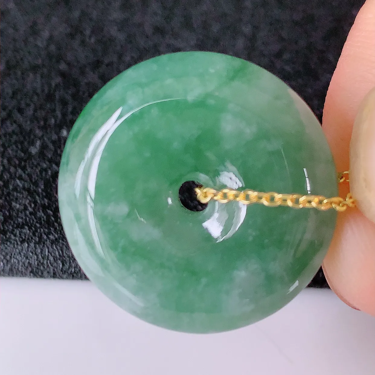 自然光实拍，冰飘花翡翠平安扣吊坠，冰透，灵动飘逸，寓意平平安安，平安扣佩戴端庄漂亮！#155.2尺寸