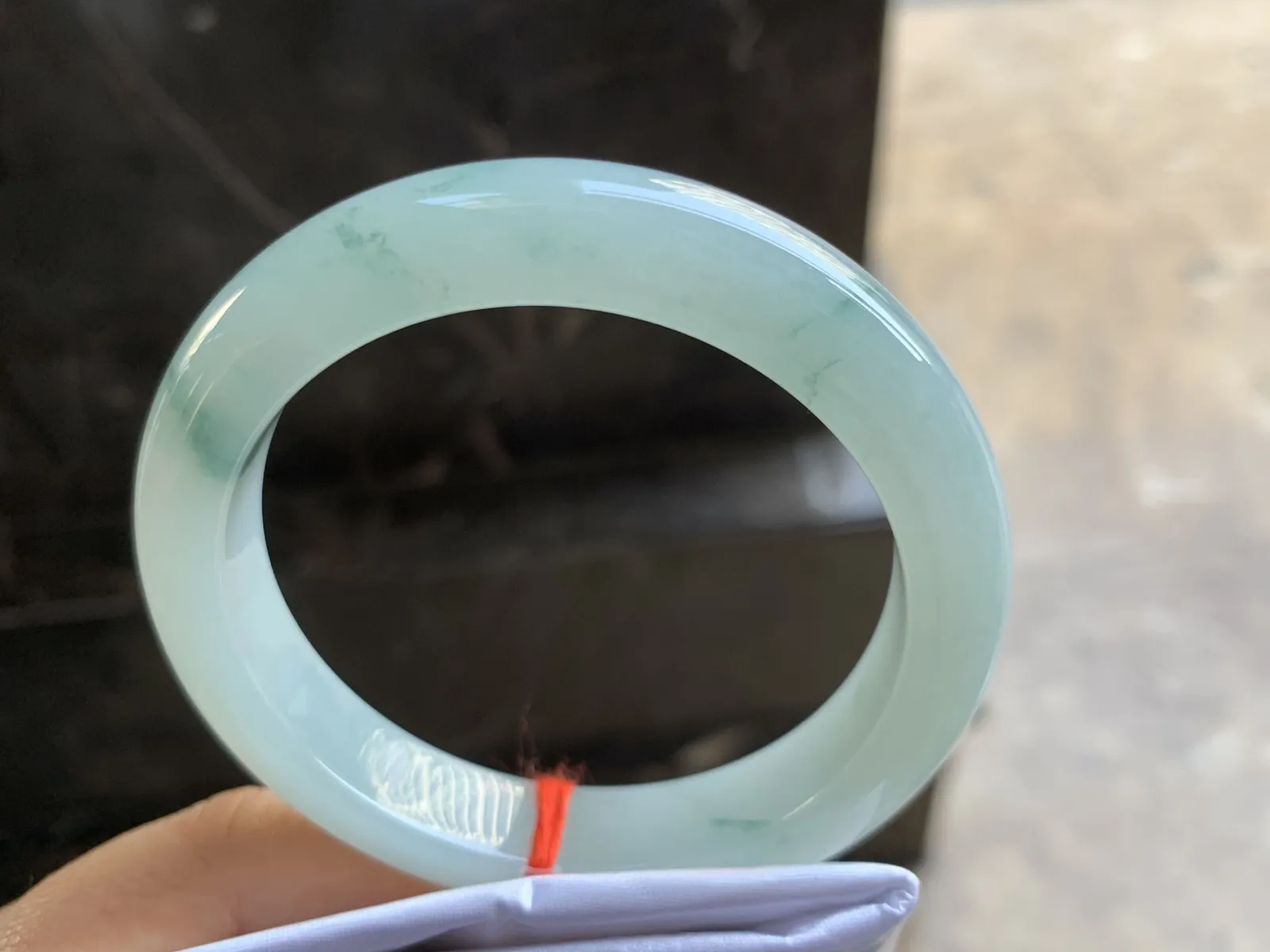 56.5-12-8.9mm
糯冰飘花手镯 底子细腻 干净 清爽