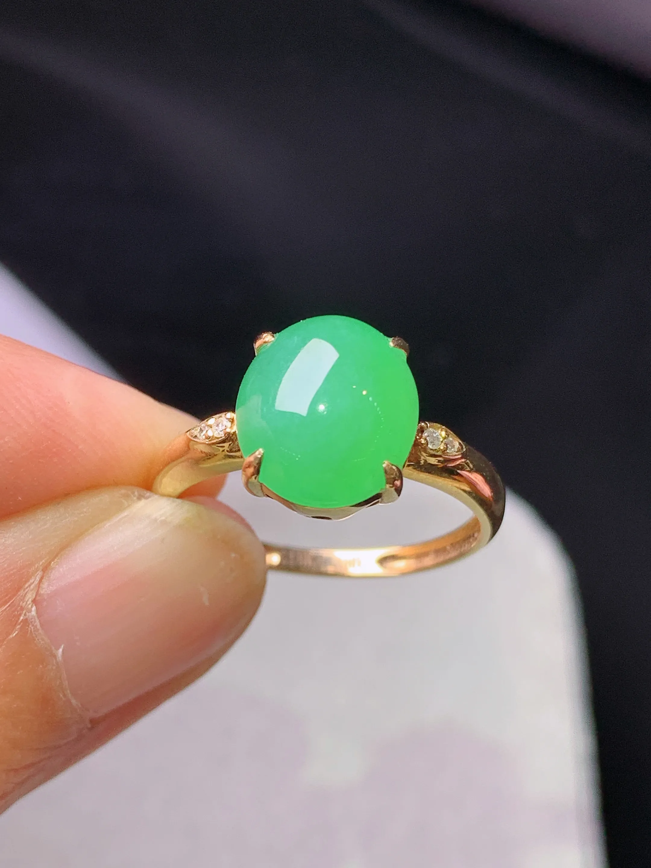 18k金镶嵌翠绿蛋面戒指 玉质细腻 色泽艳丽清新 圈口13.5 裸石尺寸10.3*8.8*4.8