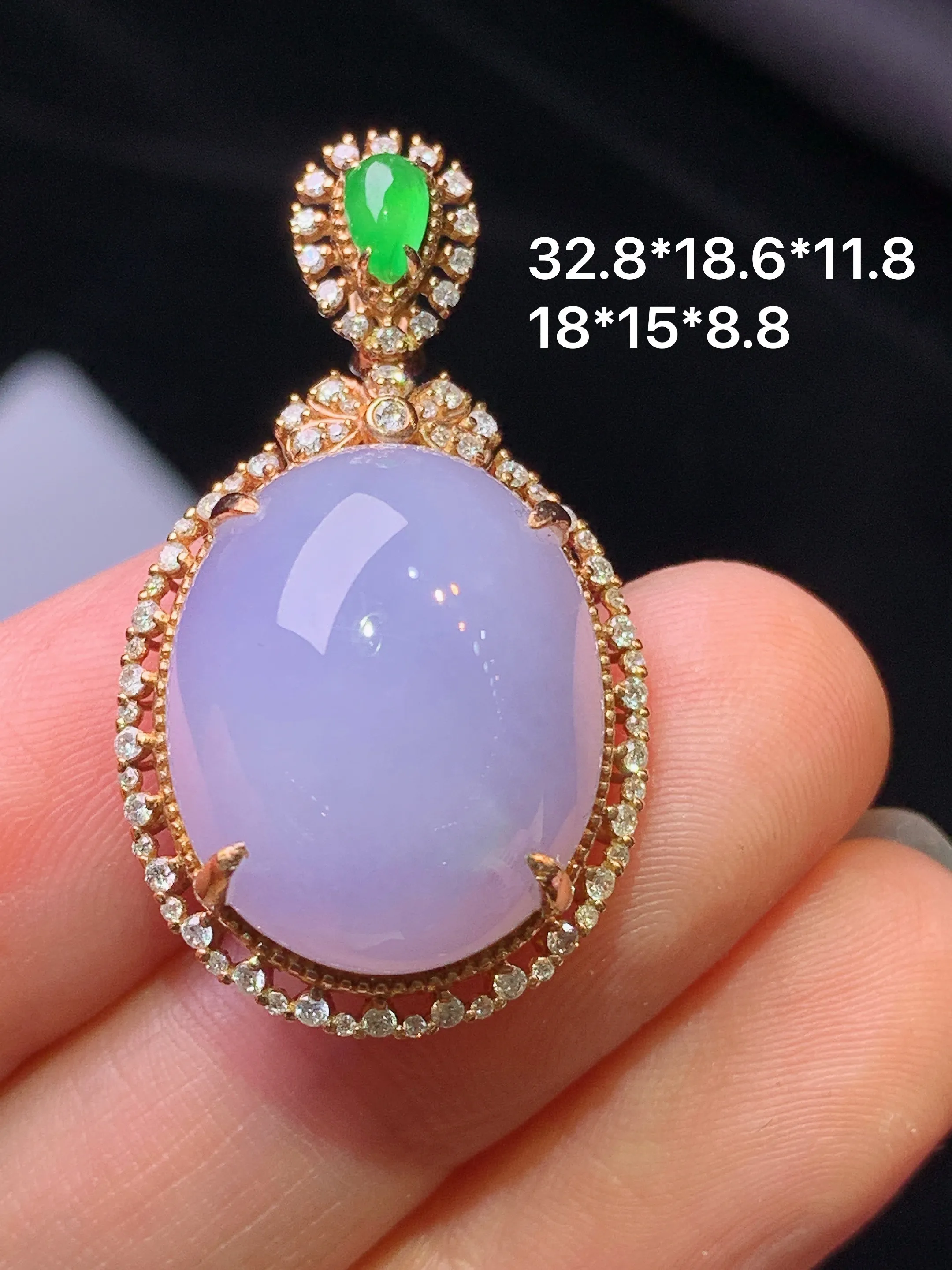 18k金钻镶嵌紫罗兰蛋面吊坠 玉质细腻 色泽艳丽清新 整体尺寸32.8*18.6*11.8