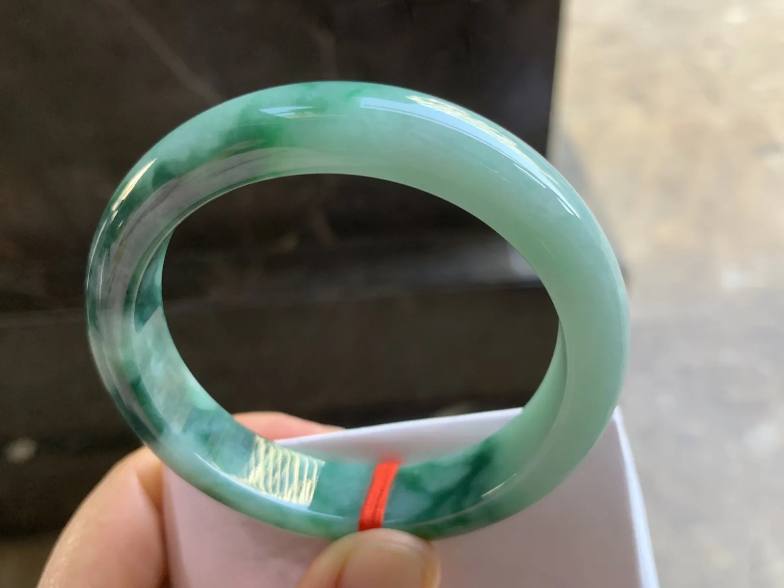 56-12.5-8.2mm
细糯种飘花手镯 底子细腻 花色浓郁