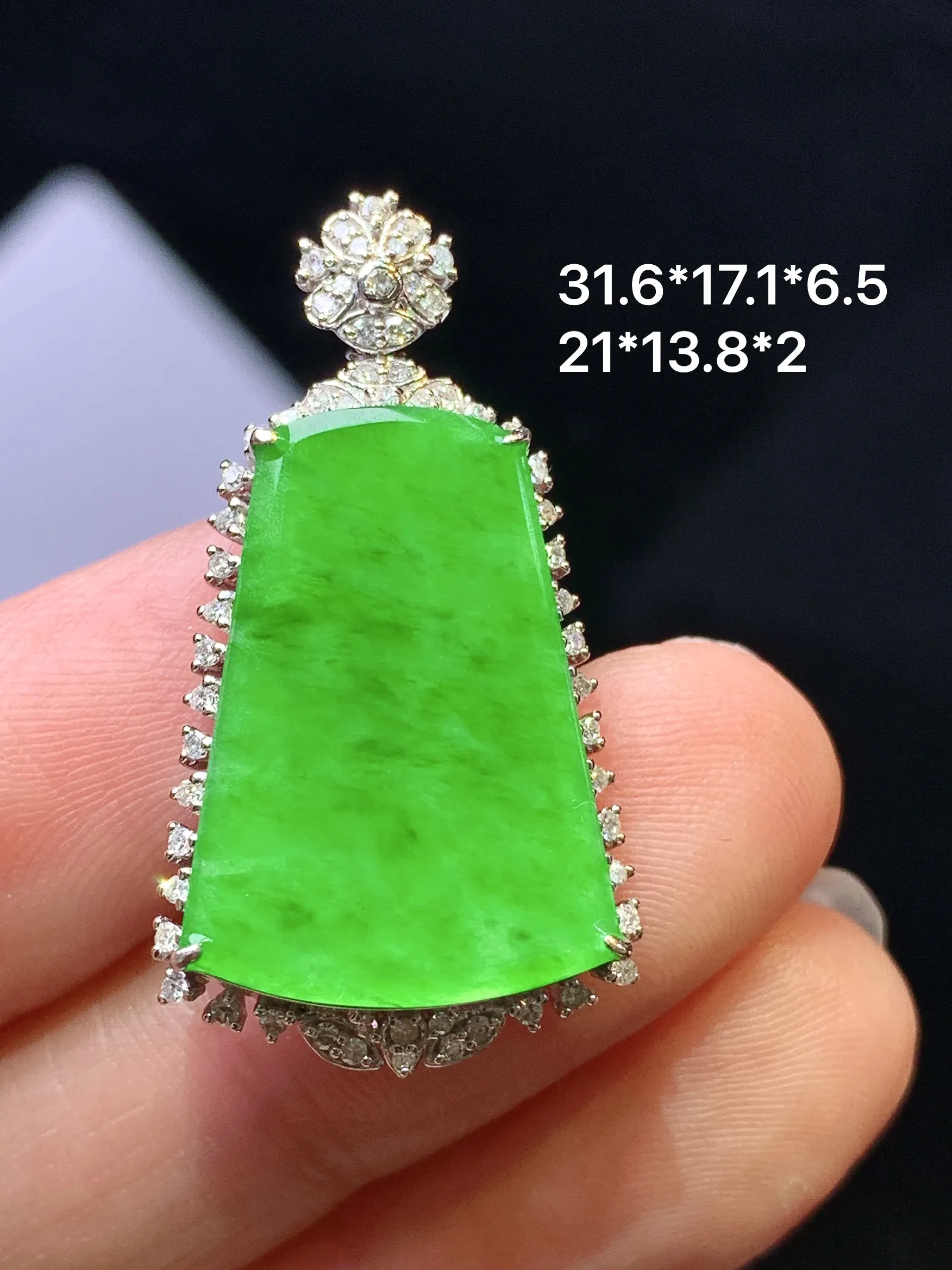 18k金钻镶嵌翠绿无事牌吊坠 玉质细腻 色泽艳丽清新 整体尺寸31.6*17.1*6.5