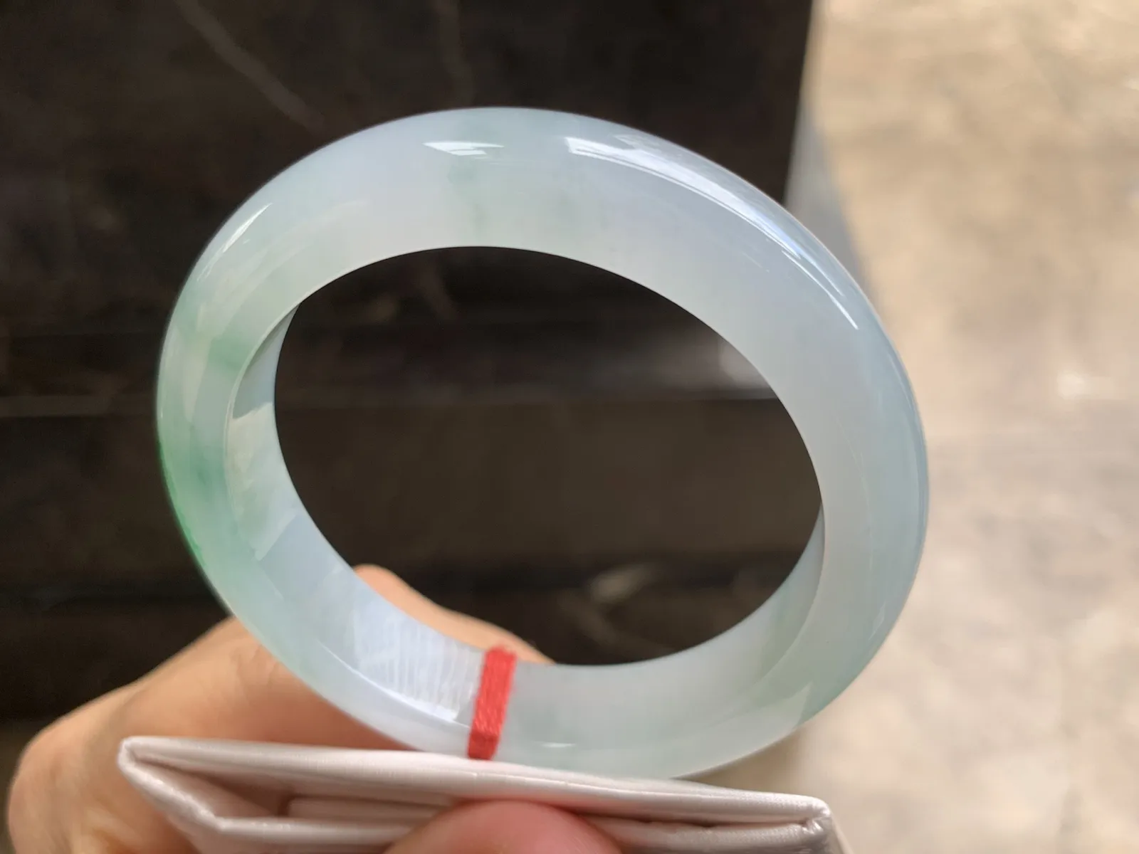 55.5-12.7-8.9mm
冰种绿花手镯 水润光泽 花色漂亮 推荐