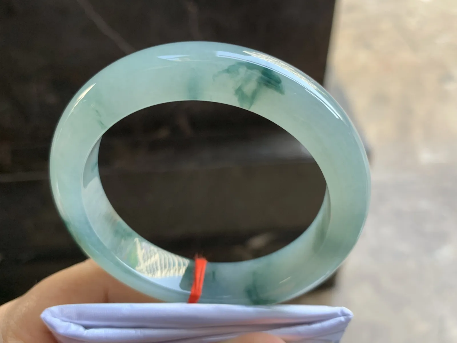 54.5-12.2-8.5mm
糯冰飘花手镯 底子细腻 水润 山水花色 韵味悠长