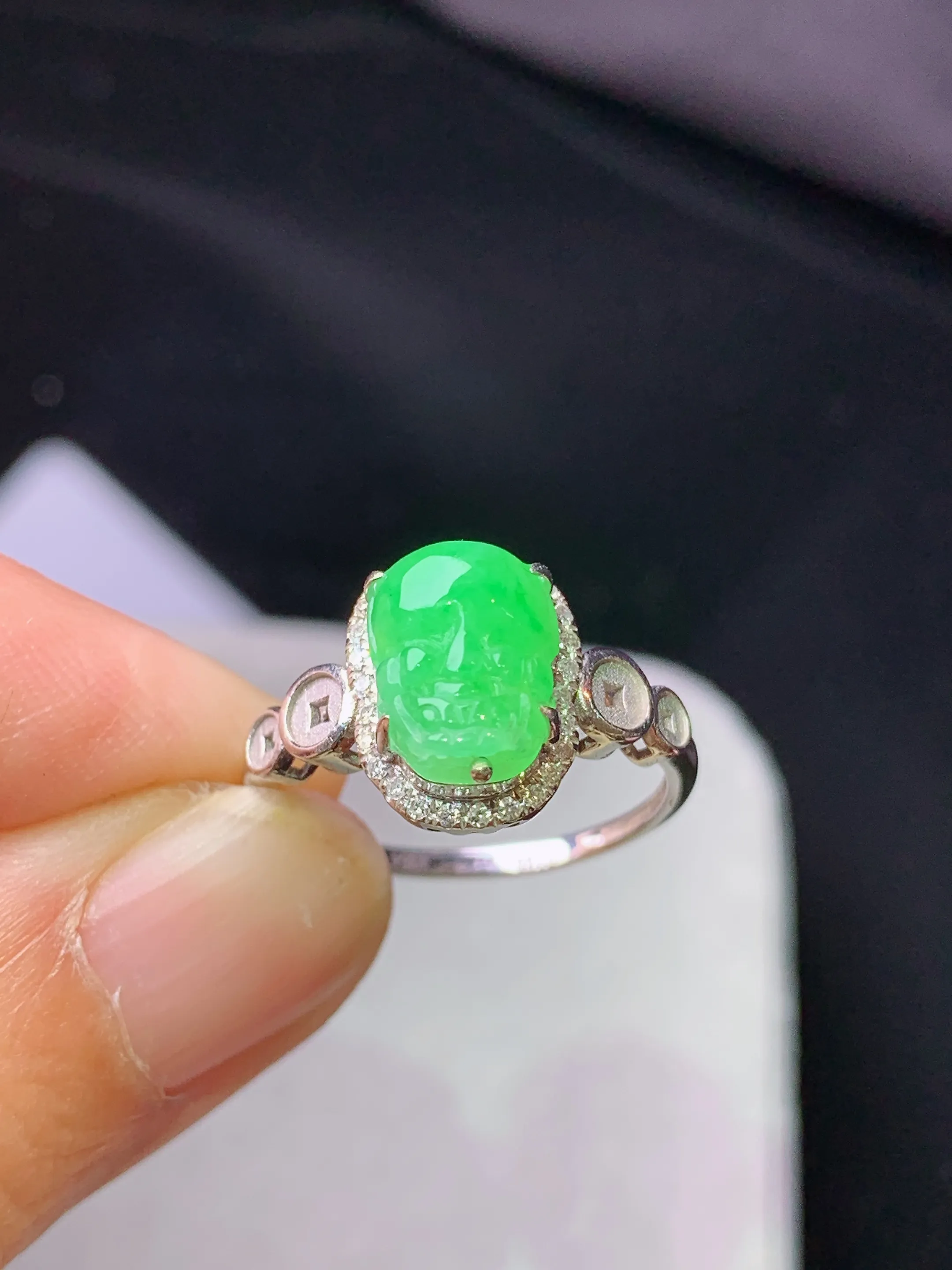 18k金钻镶嵌翠绿貔貅戒指 玉质细腻 色泽艳丽清新 圈口12 整体尺寸11.6*9*7