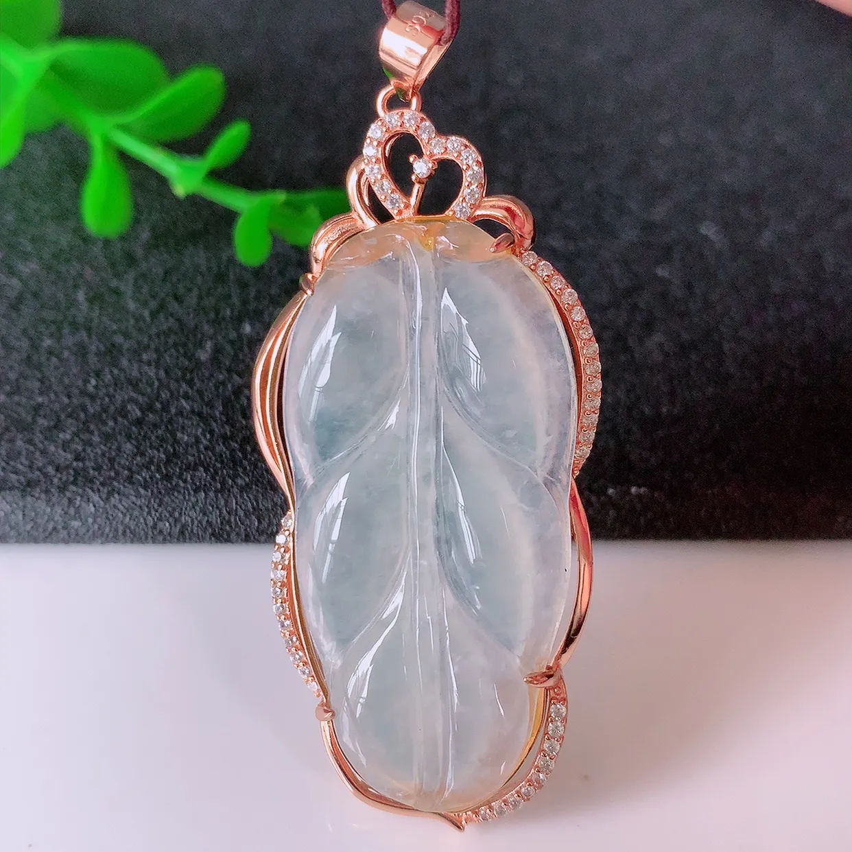 冰种翡翠925银镶嵌叶子吊坠，自然光实拍，翠色灵动，颜色漂亮，种老水足，品相佳，佩戴佳品！#153.2整体52.5-22-7.5裸石36.5-18