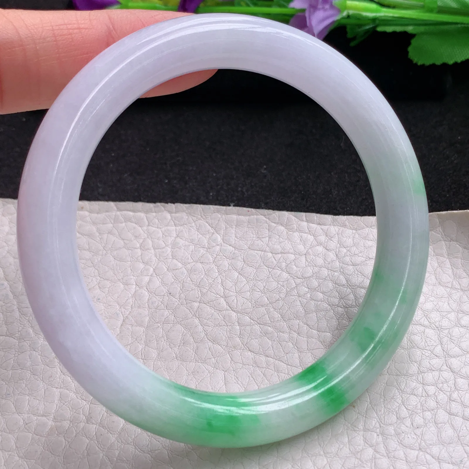 yh实拍59*10*9.5美人镯 天然缅甸翡翠春带彩圆条玉手镯 玉手环