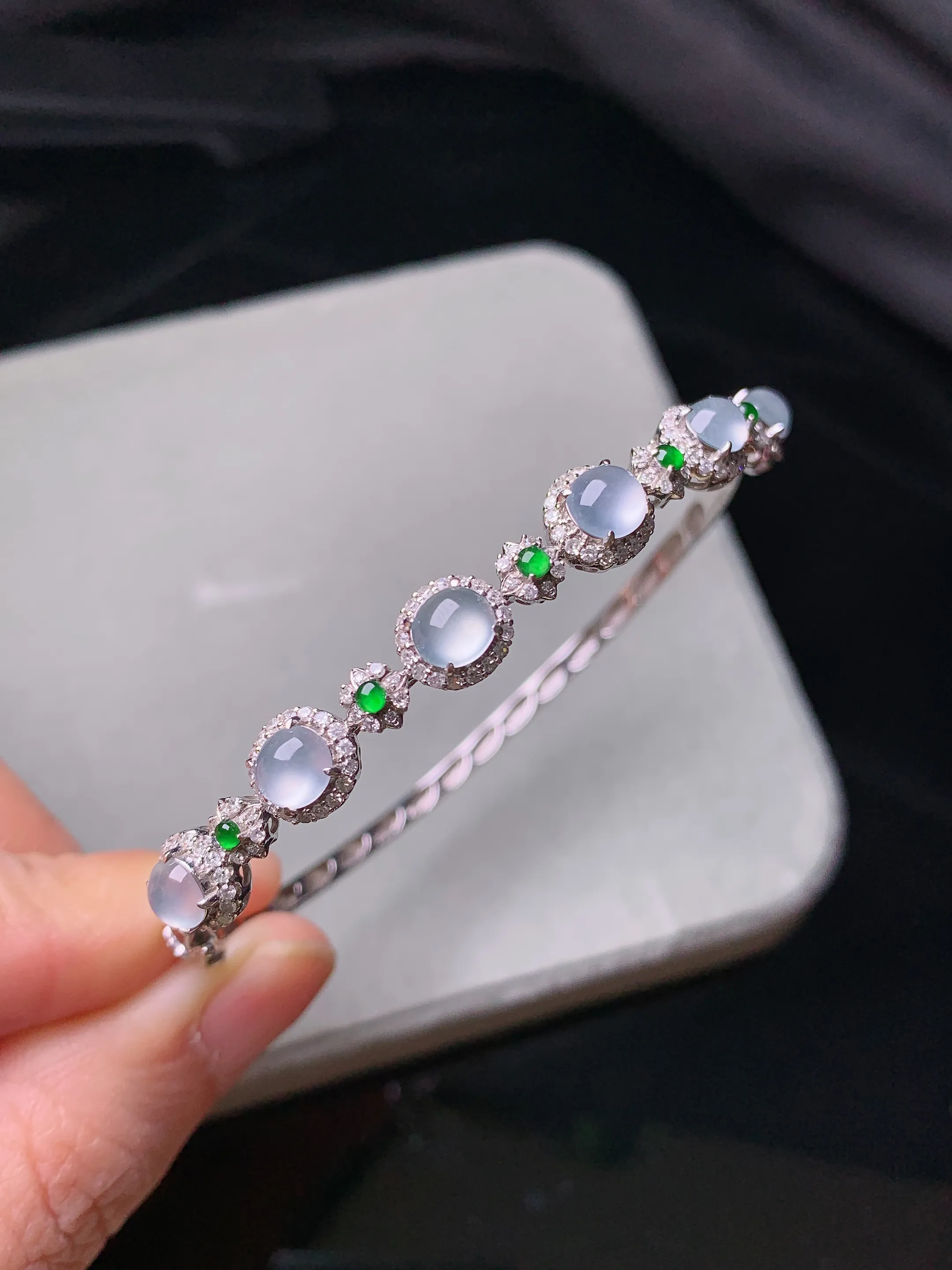 18k金钻镶嵌冰种蛋面手镯 玉质细腻 色泽艳丽清新 圈口55 整体尺寸5*5.3*2.8