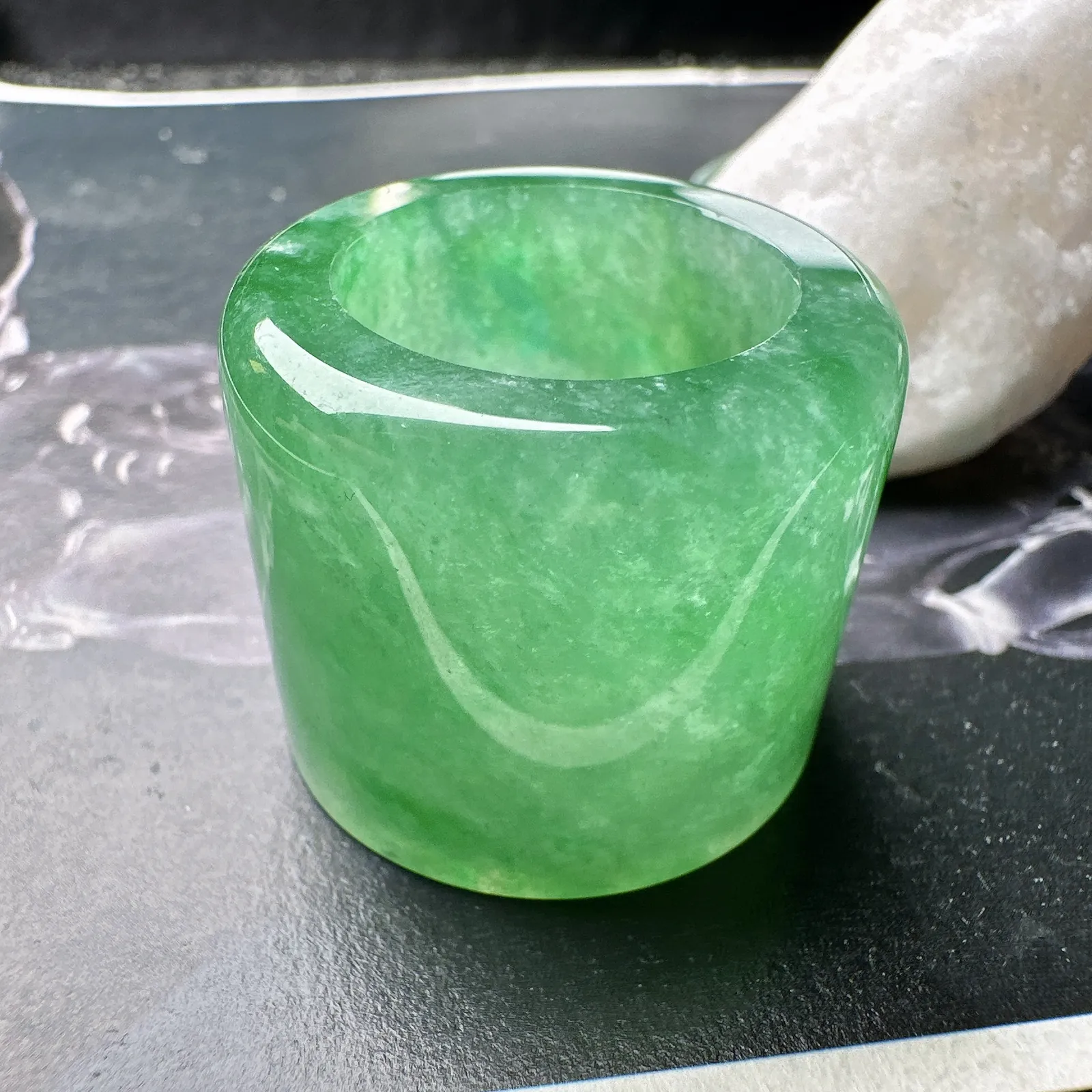 【冰种满绿路路通】巨无霸尺寸，种水颜色都不错，冰感明显，质地细腻干净，佩戴佳品。收藏品质。