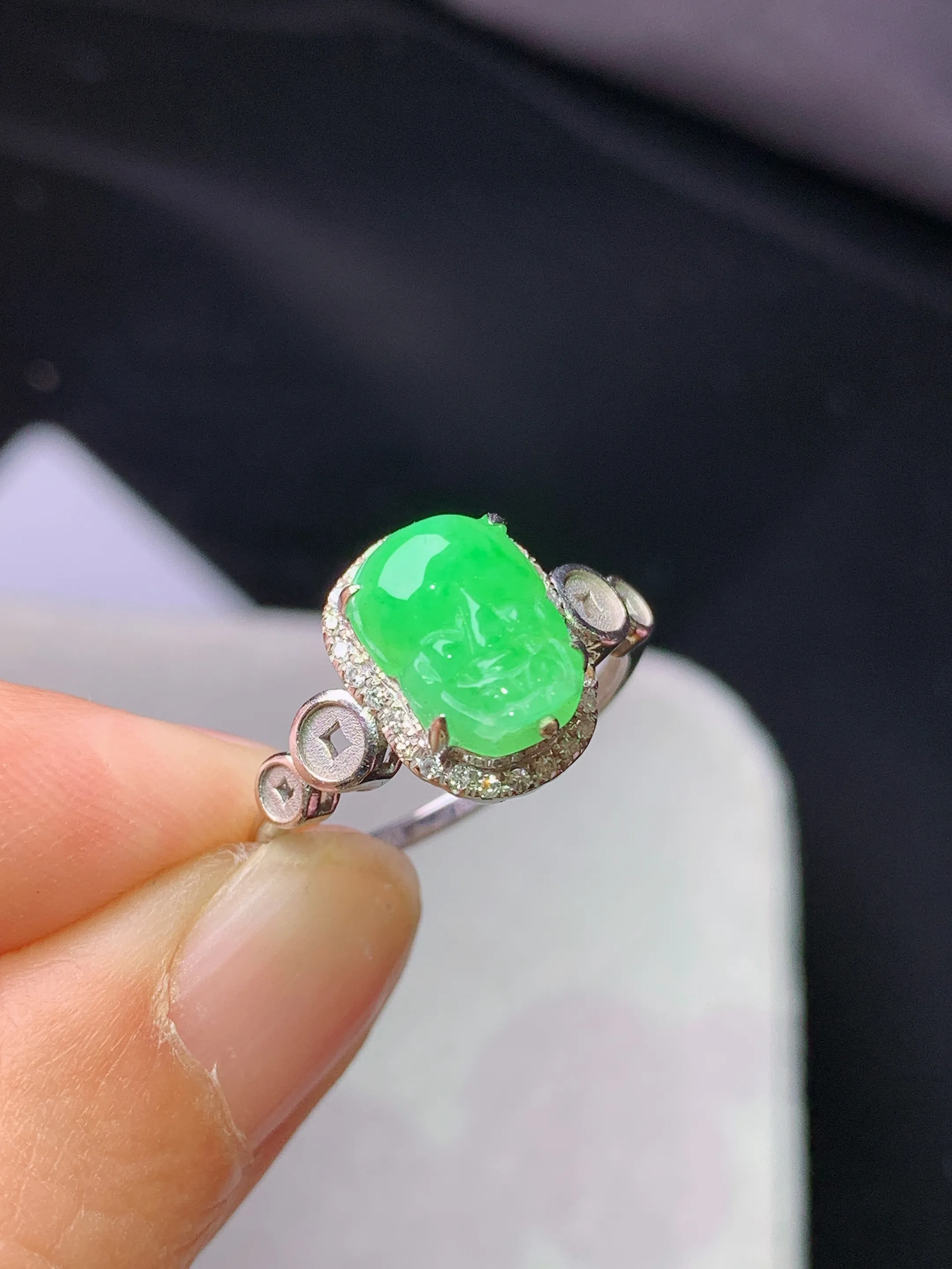 18k金钻镶嵌翠绿貔貅戒指 玉质细腻 色泽艳丽清新 圈口12 整体尺寸11.6*9*7