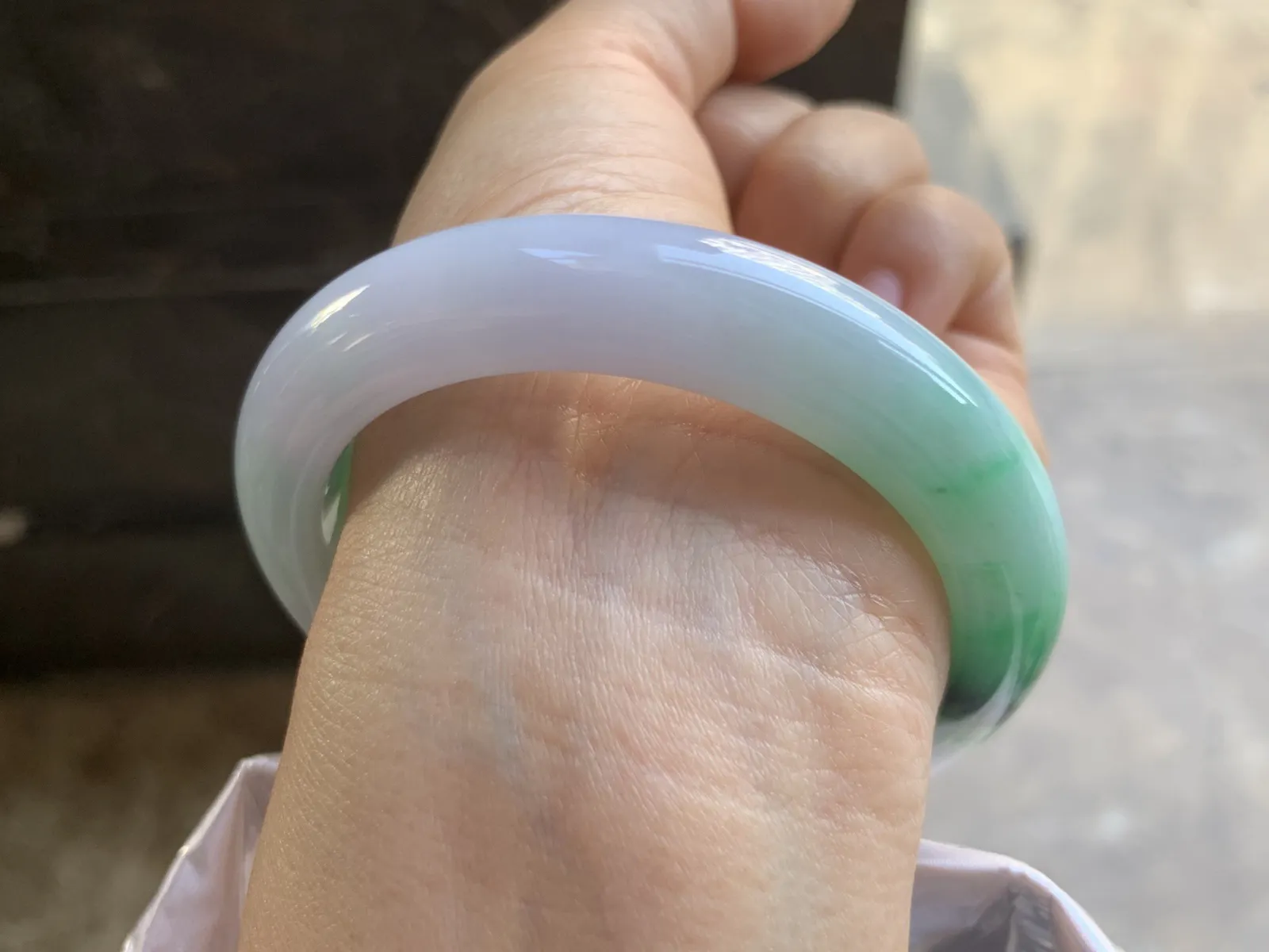 55-12-9.2mm
春彩手镯 底子细腻 颜色漂亮 推荐