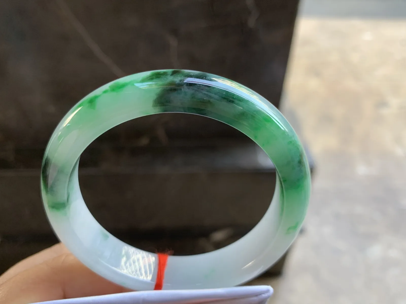 57-13.2-8.3mm
带色手镯 底子细腻 颜色辣绿 推荐