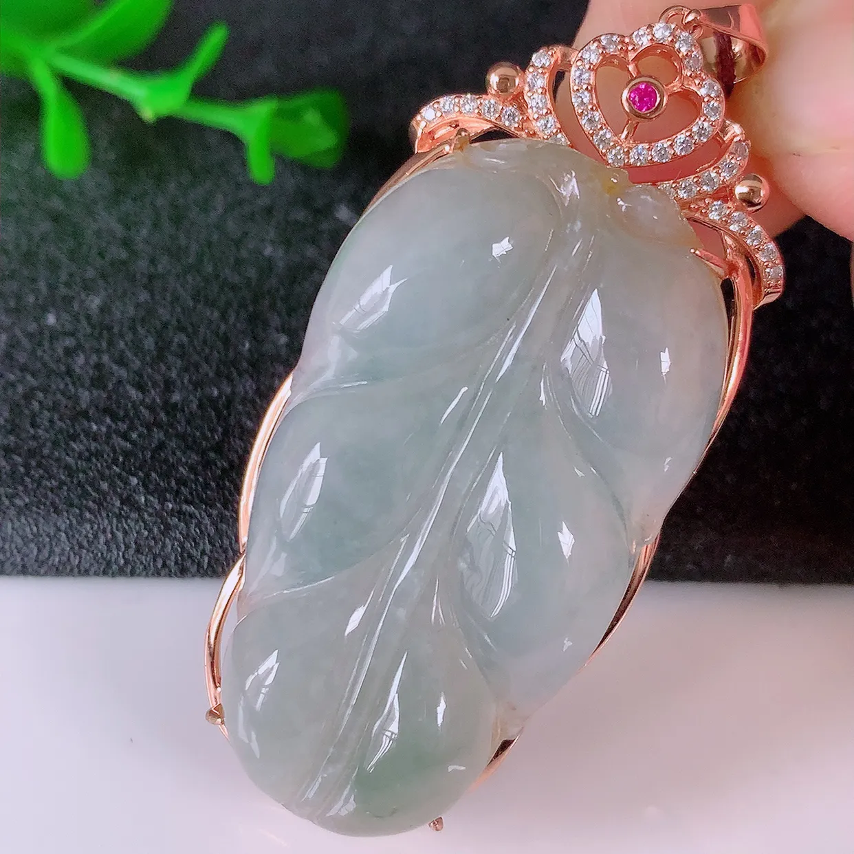冰透翡翠925银镶嵌叶子吊坠，自然光实拍，翠色灵动，颜色漂亮，种老水足，品相佳，佩戴佳品！#150.2整体53*22.5*9.5裸石38.5*21.5-