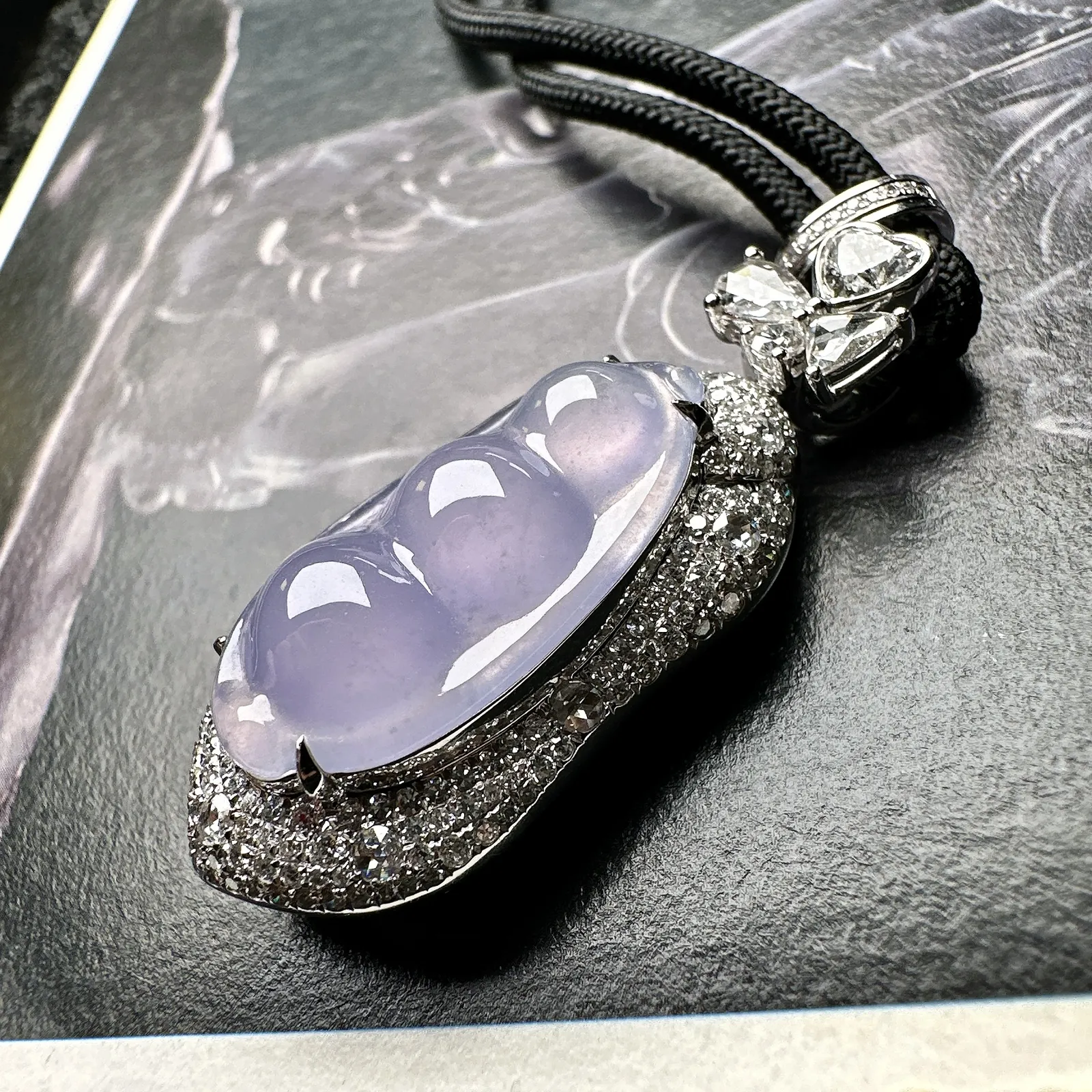 【冰种淡紫福豆吊坠】种地上乘，冰感十足，通透起光，饱满圆润，收藏品质，18k金钻镶嵌，裸石尺寸24*12.8*6.3毫米